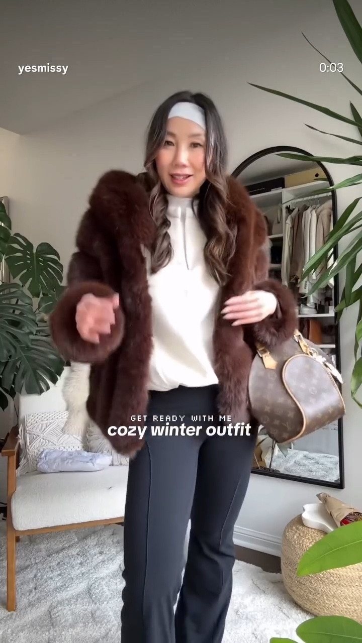Casual, cute, and actually cosy ❄️
A winter uniform I’ll never get tired of: a sweatshirt layered over a mock-neck tee, flared leggings, and UGG boots — topped with a faux-fur coat for that little luxe moment.
Easy, warm, and still put-together. Perfect for school drop-offs, errands, or just staying comfy while looking like you tried.
