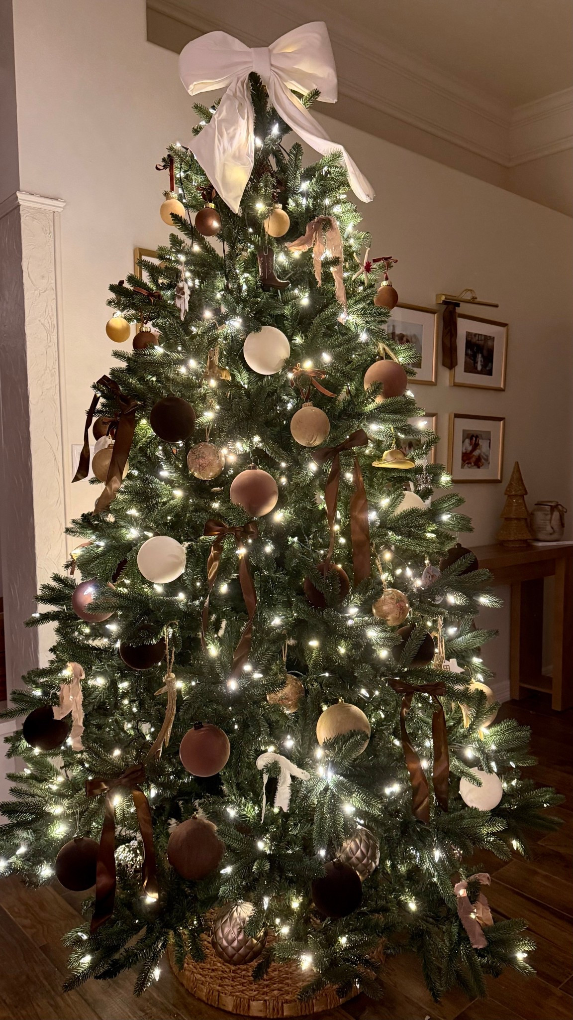 Christmas tree decor 
Amazon Christmas decor 
Christmas ornaments 
Bow tree topper 
Amazon finds


#LTKHoliday #LTKHome