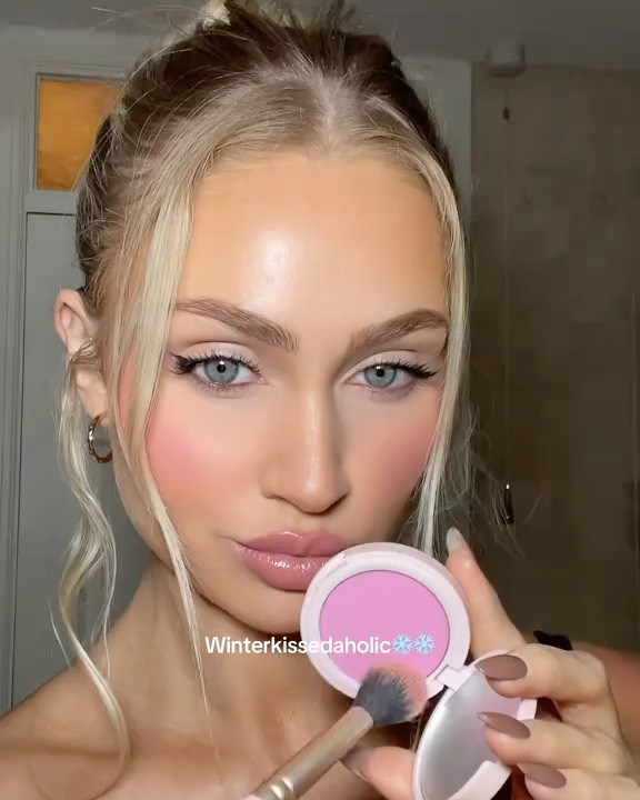 I’m using the Hybrid blush in Winter Kissed but I’ve also tagged the original Winter Kissed powder💕