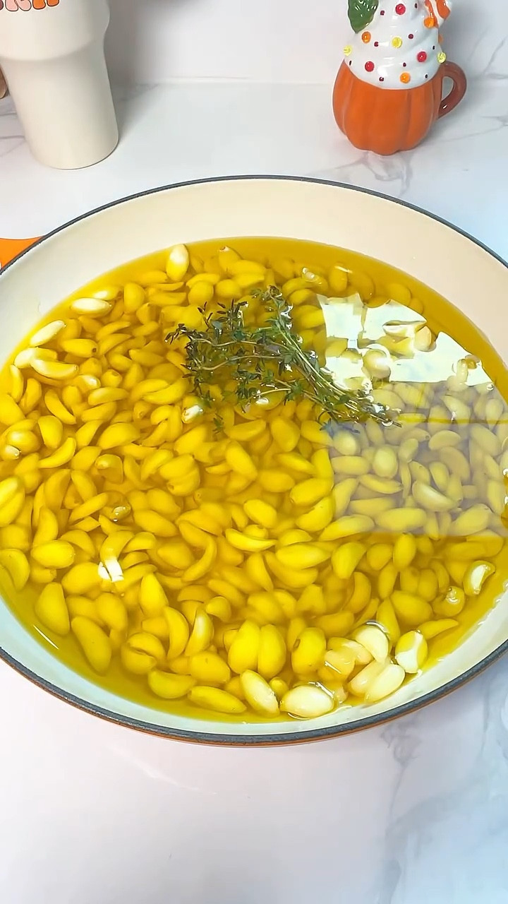 My first Garlic Confit batch for the fall. 🍁🧄

#fyp #garlic #garlicconfit #cooking #lecreuset #homecooking #asmr