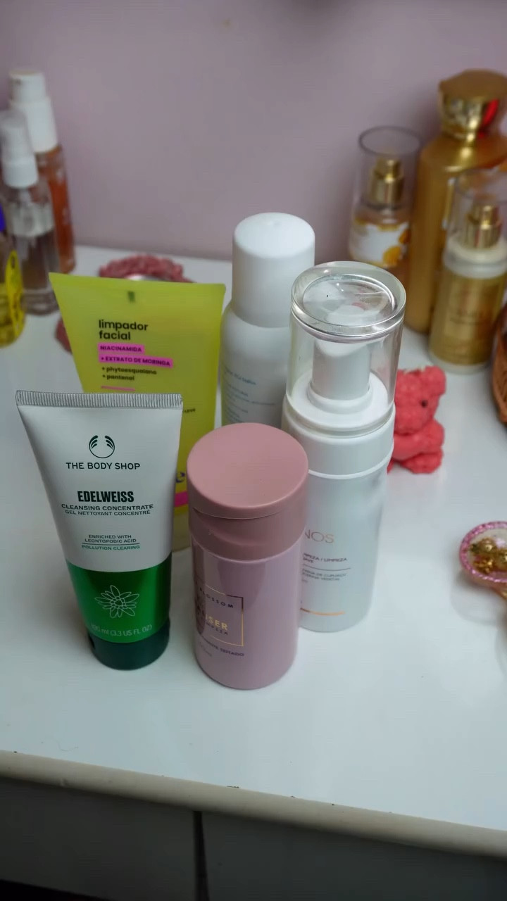 5 fórmulas incríveis de limpeza facial perfeitos para peles secas e sensíveis ✨🧖‍♀️
.
1- BT Cleanser da linha Cherry Blossom de @linhabrunatavares 
.
2- Cleasing Concentrate Edelweiss de @thebodyshopbrasil 
.
3- Mousse de limpeza facial da @rioskinlab 
.
4- Espuma de limpeza suave de Natura Chronos @naturabroficial
.
5- Limpador facial da @sallve 
.
#limpezafacial #peleseca #pelesensivel #sallve #naturachronos #espumadelimpeza