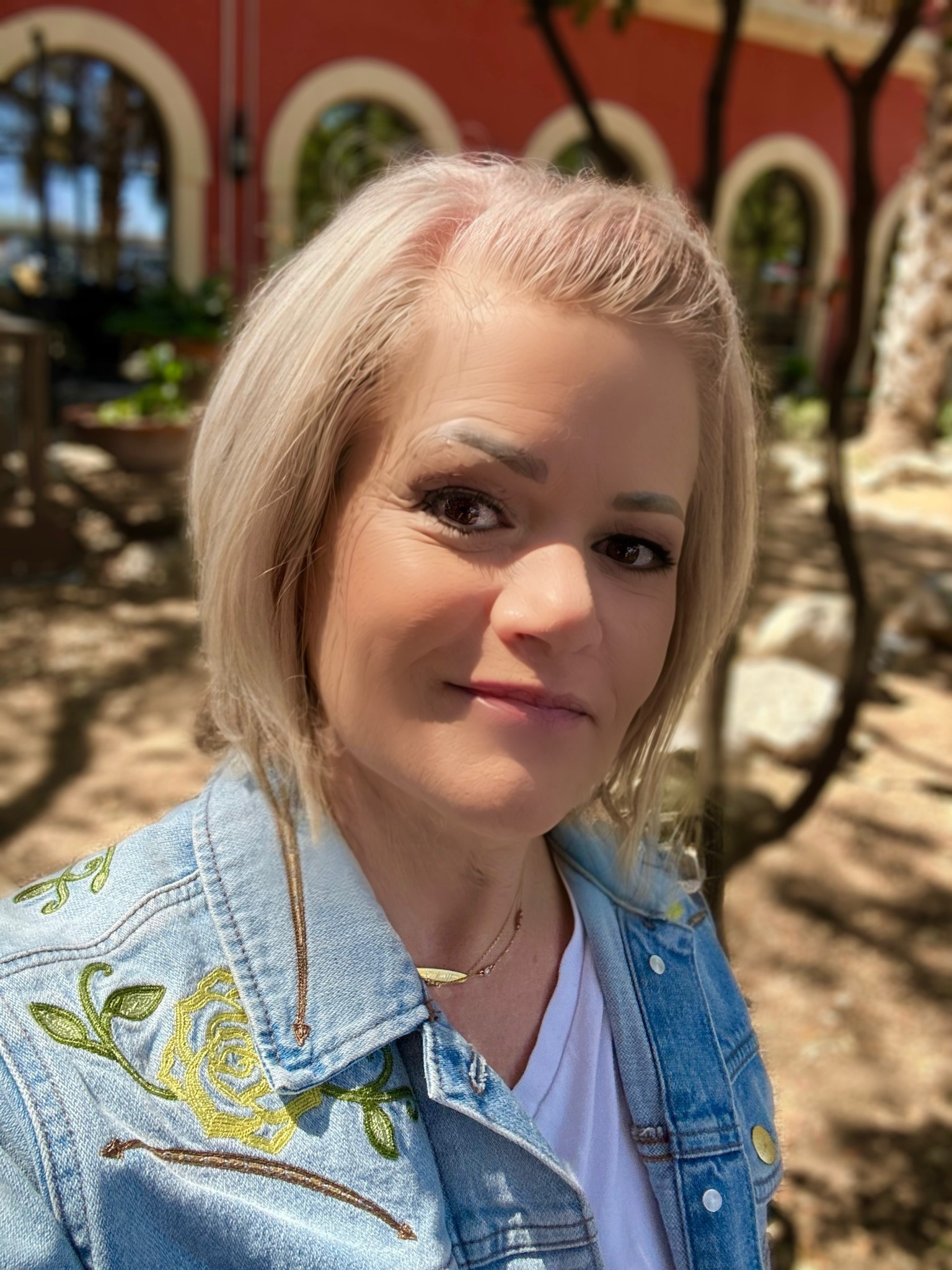 It’s always the right time to wear #denim! With this cooler #spring weather, a lightweight denim jacket is perfect. Find one that fits your personality and make it your signature piece. Looking and feeling great is good for the soul. Denim always puts a smile on my face! #springsales #widelegdenim #denimjackets #kendrascott

#LTKdayinmylife