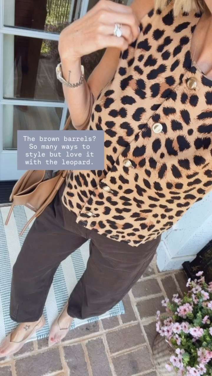 These might be my favorite pair of jeans for the fall season! The color is so good! It’s so cute paired with this leopard print top! Wearing XS/4!

Loverly Grey, Target, Ann Taylor, fall outfit, fall workwear, brown jeans, barrel jeans, leopard print

#LTKSeasonal #LTKWorkwear