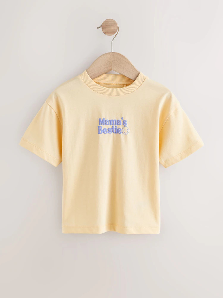 Gelb Mama's Bestie - Kurzarm-T-Shirt mit kleiner Grafik (3Monate–8Jahre) | Next EU
