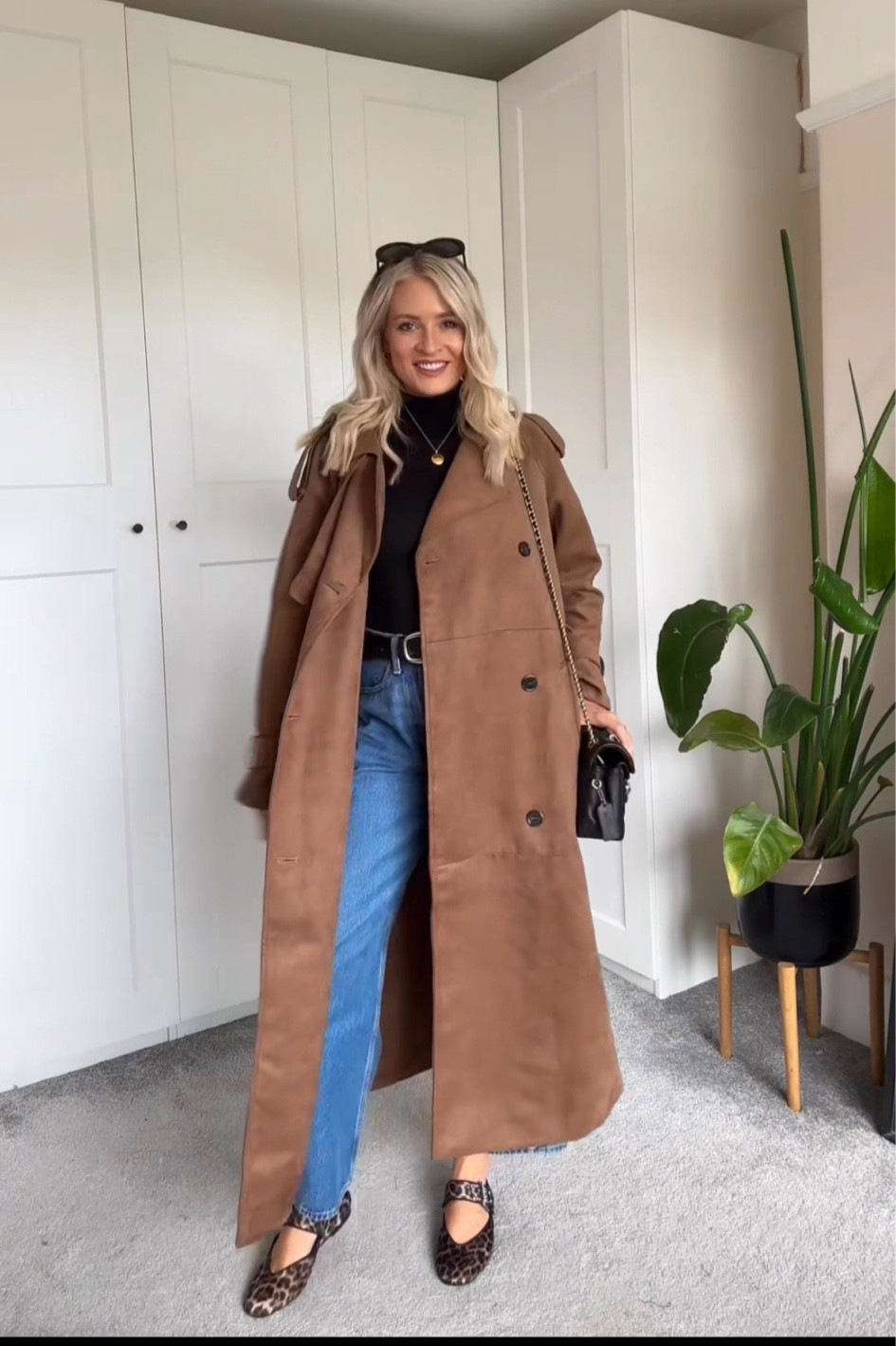 Styling a suede trench coat look 1 🍂❤️

Trench coat, jeans, H&M, Abercrombie, autumn outfit, fall fashion 