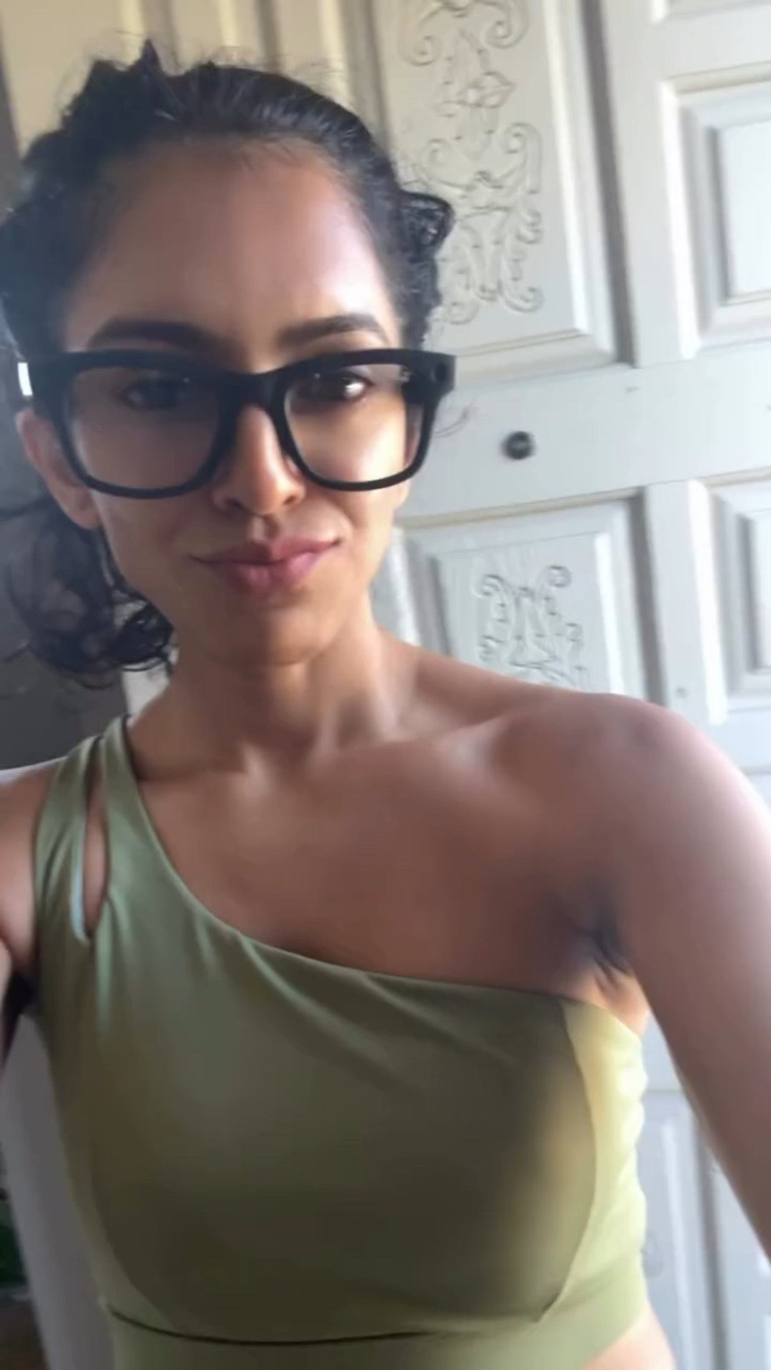 This charger is so much more convenient when I’m up and about or at my desk working, I just pop my glasses for a quick drink of power with 50% boost to battery in 20 mins and 40mins to fully charge. Compatible with all meta glasses models!  @prismxr_official 
Link below or in my bio

https://link.prismxr.com/svl

#metarayban #raybanmeta #metaglasses #metacharger #metaglassescharger #carinas1 #chargingstation