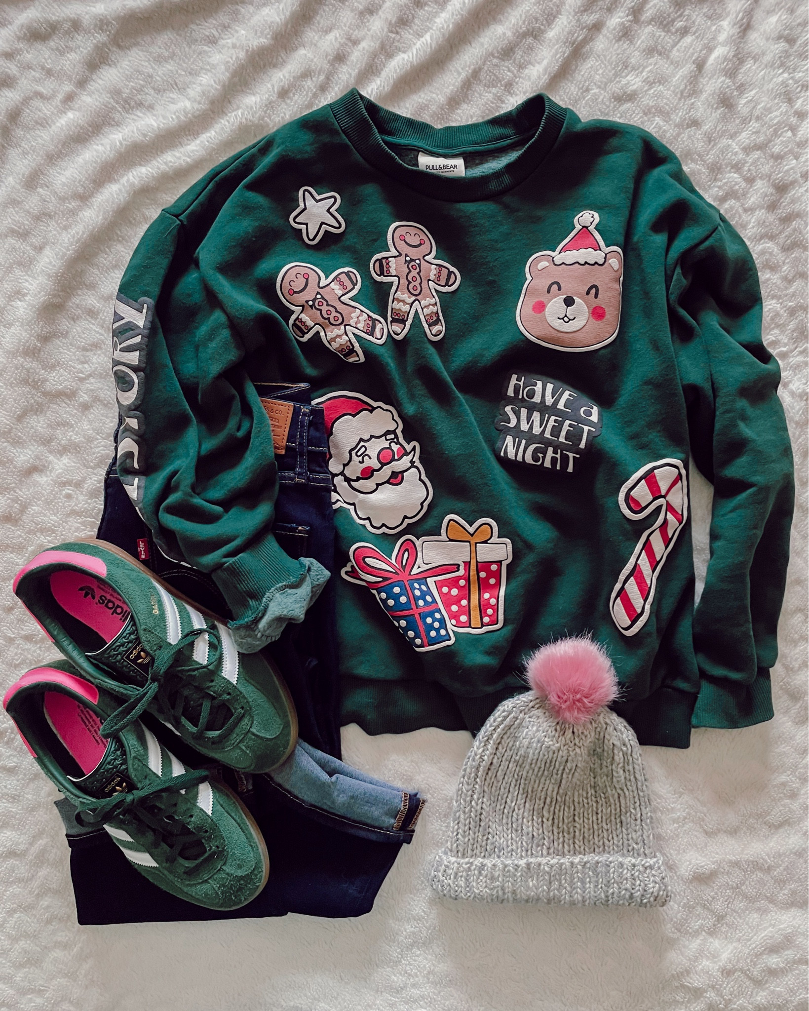 Look de saison 🎄 pull de Noël vert Gazelle adidas verte et rose jean levi’s et bonnet à pompon

#LTKwinter #LTKWinterSale #LTKfrance
