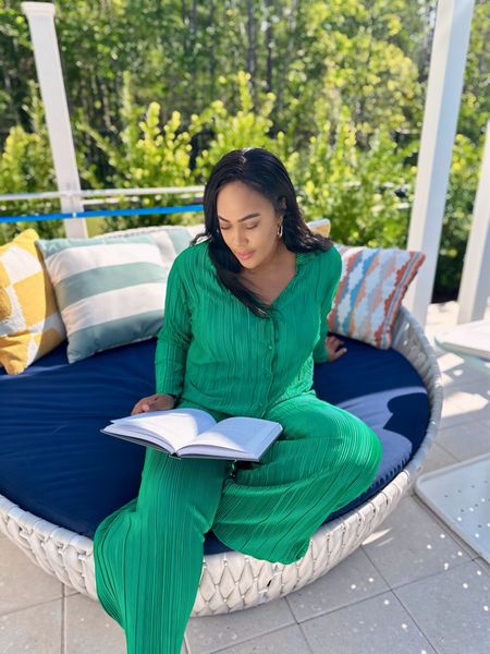 #Walmartpartner Absolutely in love with this look from No Boundaries @Walmart! I’m loving it for relaxing and lounging, or simply going out! ❤️@walmartfashion The material is absolutely perfect for the season, I love how it's not too thick, making it the perfect outfit for this season! ☀️🌿 #walmart #walmartfashion #walmartfinds