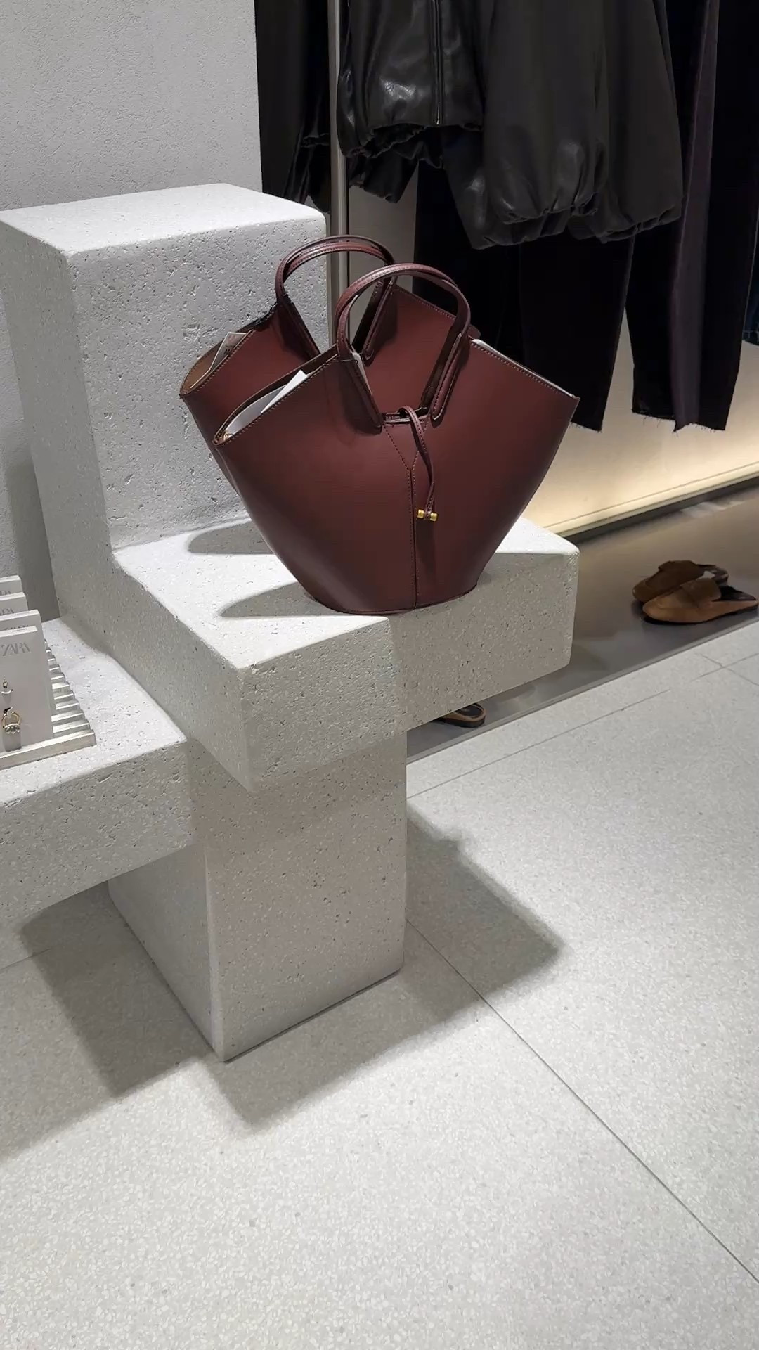 Midsize purse find! Compliments any look! Perfect everyday bag! 