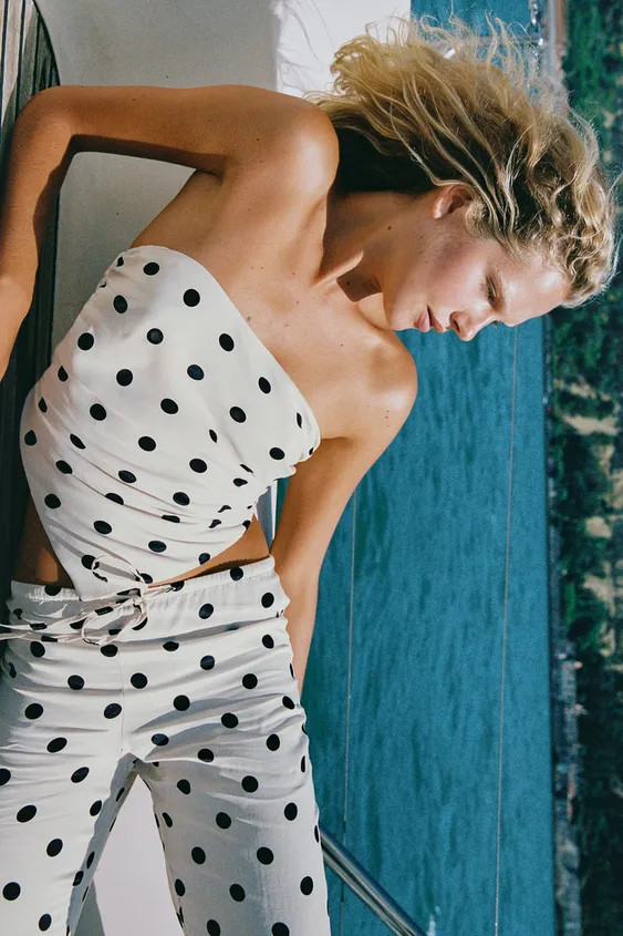Top aus Satinstoff. Gerader Ausschnitt und schulterfreie Tr\u00e4ger. Innenfutter Ton in Ton. Ver... | Zara DE