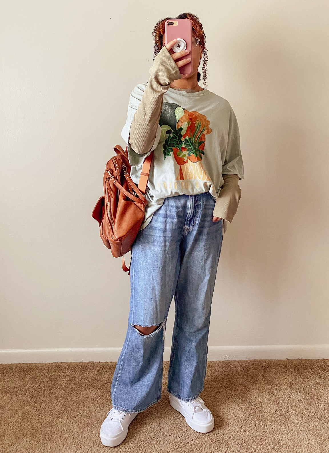 Let’s appreciate how a casual graphic tee outfit is perfect for every season, especially for Fall & Winter👌🏽

This affordable look features a leather book-bag, a ribbed long sleeve, white platform Vans, vintage wide Leg Jeans, and a oversized graphic T-shirt 👌🏽


#LTKunder100 #LTKitbag #LTKSeasonal