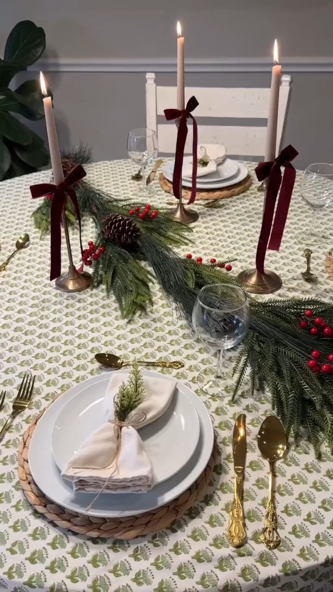 My kitchen nook and living room are holiday-ready with this beautiful handmade tablecloth and pillow covers from @cottonprintclub 🎄

*****
Este mantel y cubiertas de cojín de @cottonprintclub llegaron a dar el toque navideño a mi desayunador. Me encanta que son hechos a mano por artesanos y al comprar estamos apoyando a un pequeño negocio familiar. Si quieres los enlaces me dejas saber 🌟

#christmas #christmasdecor #holidaydecor #xmas #garlands #kitchennook #christmasinspired #latinaenusa #latinamom #momlife #navidad2025 #decoracionnavideña #christmas2025 #christmastree #árbolnavideño #diningroom #christmastablescape Dining table styling for the holidays #christmastabledecor 
Christmas tablescape