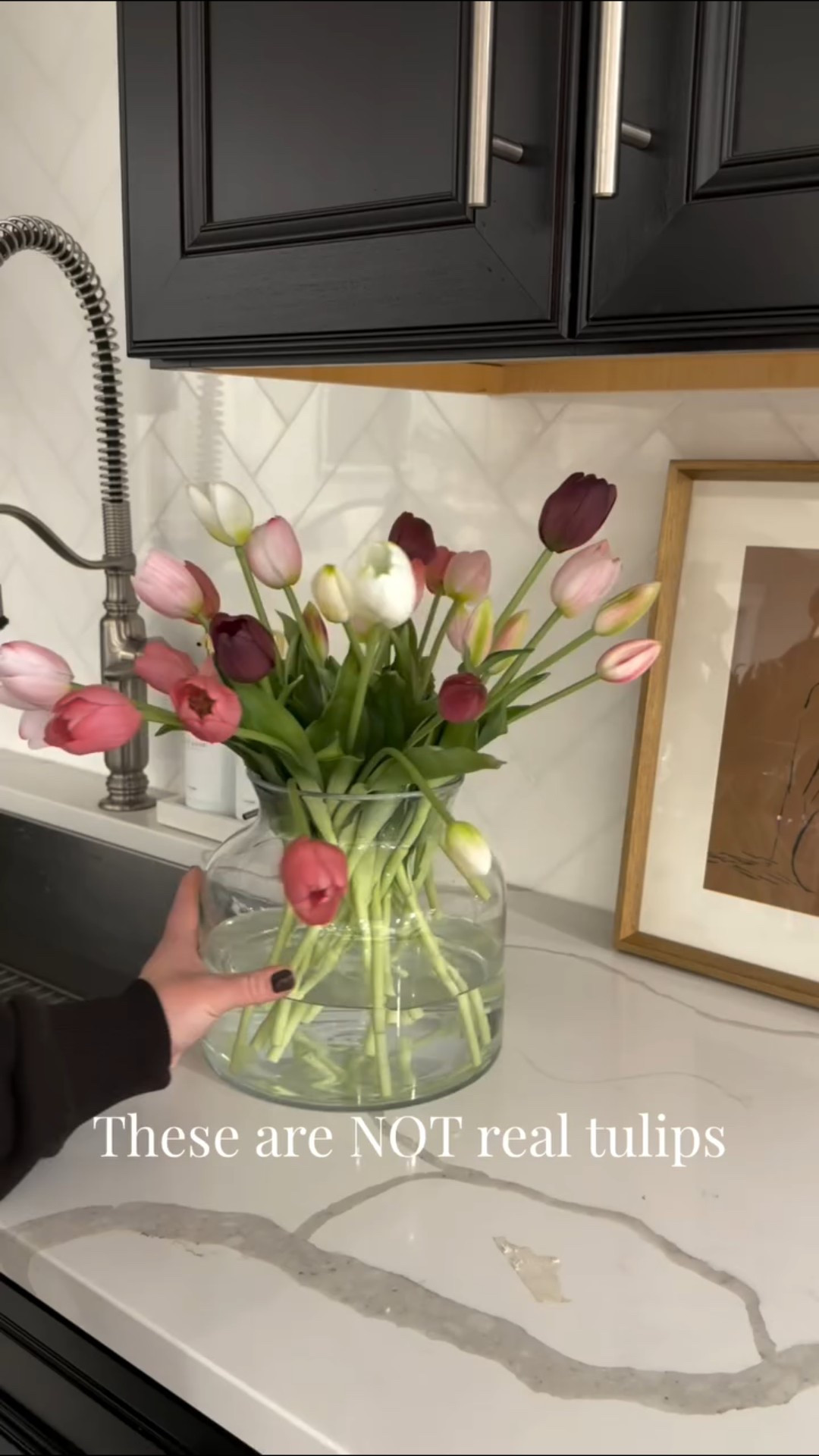 Everyone thinks these are real 🌷
They’re not 👀

Just add water 💧
No maintenance. No mess.
And they look this good year-round.

💬 Comment TULIPS and I’ll send you the link 🤍

#amazonfinds #springdecor #homedecorideas #homeaesthetic #neutralhome