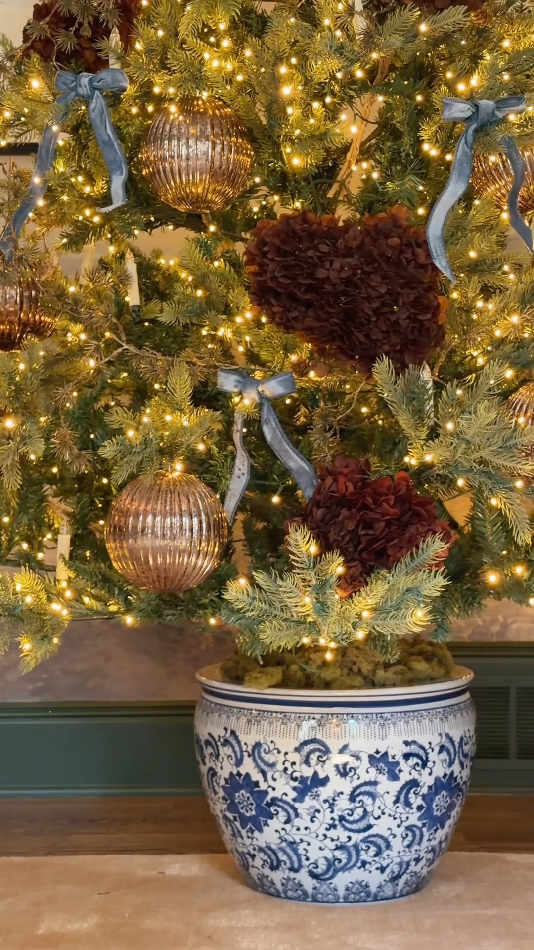 #ad This pot always sells out and it makes the most charming Christmas tree stand! @wayfair #Wayfair #WayfairPartner What you need for the insert: 
3.5 gallon bucket 
Concrete mix 
1 1/2” x 12” metal pipe 
Mix the concrete, set the pipe in the middle of the bucket and let the concrete set with it in the middle!
