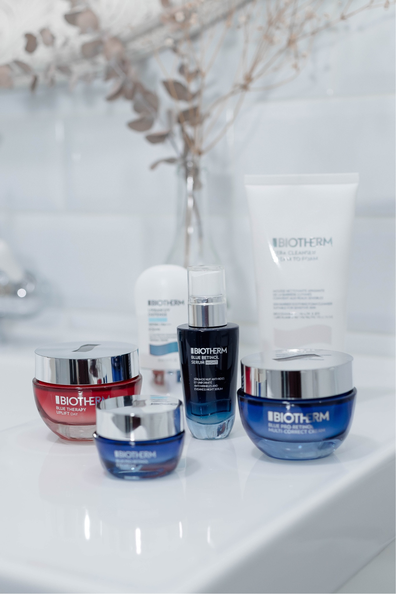 REGALOS DE NAVIDAD para ella  XMAS GIFT GUIDES for her - 
Set Biotherm beauty care products 💋 #LTKGIFT Retinol crema serum  antiarrugas 
Christmas 

-Blue Retinol Night Serum Facial: Sérum antiarrugas con una fórmula vegana. Cada noche actúa sobre las arrugas, la uniformidad y la calidad de la piel para conseguir una piel con aspecto más saludable y joven. Contiene Retinol Puro.
-Blue Pro-Retinol Crema Multi-Correctora: Crema multicorrectora antiedad y antienvejecimiento para mejorar la calidad de la piel. Mejora la textura de la piel; reduce el tamaño del poro, disminuye la apariencia de arrugas y consigue un tono más uniforme. La piel queda más tersa, suave y luminosa.
-Blue Pro-Retinol Contorno de Ojos: Crema anti-arrugas para el contorno del ojo que combina el regenerador Life Plankton™ con el Pro-Retinol para amplificar su eficacia contra las arrugas. 
-Urban UV Defense Protector Hidratante SPF50+: Protección UV diaria con SPF50+ con una textura fluida y ligera para tener una piel más protegida, hidratada y suave.
-Espuma Calmante Limpiadora, que me encanta para limpiar la piel por las mañanas y por las noches de manera fácil y cómoda.
-Blue Therapy Uplift Day con Algas Rojas, crema facial reafirmante de día que repara los signos más visibles de la edad mediante un efecto lifting y tensor en el rostro. Esto lo consigue unificando el tono de la piel y dándole luminosidad. La piel queda con un tono ligeramente más rosado y natural.

#LTKbeauty #LTKGiftGuide #LTKHoliday