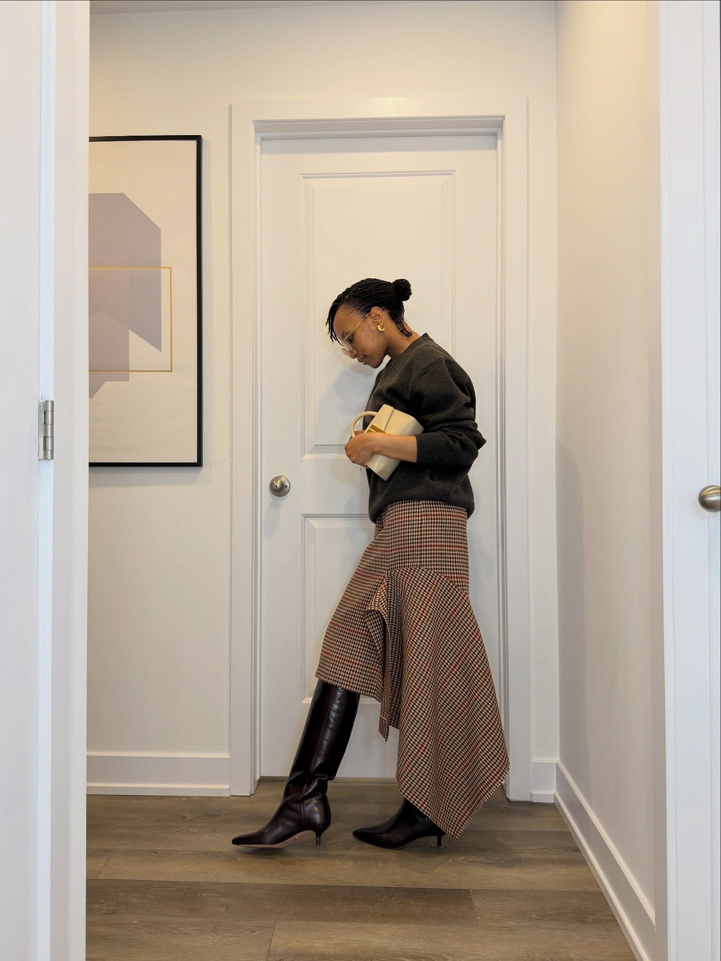 Happy Sunday and shout out to all women! 🥰✌🏾

Skirt @essentielantwerp Sweater @coor_official via @ssense Boots @veronicabeard Purse @demellierlondon Glasses Bottega