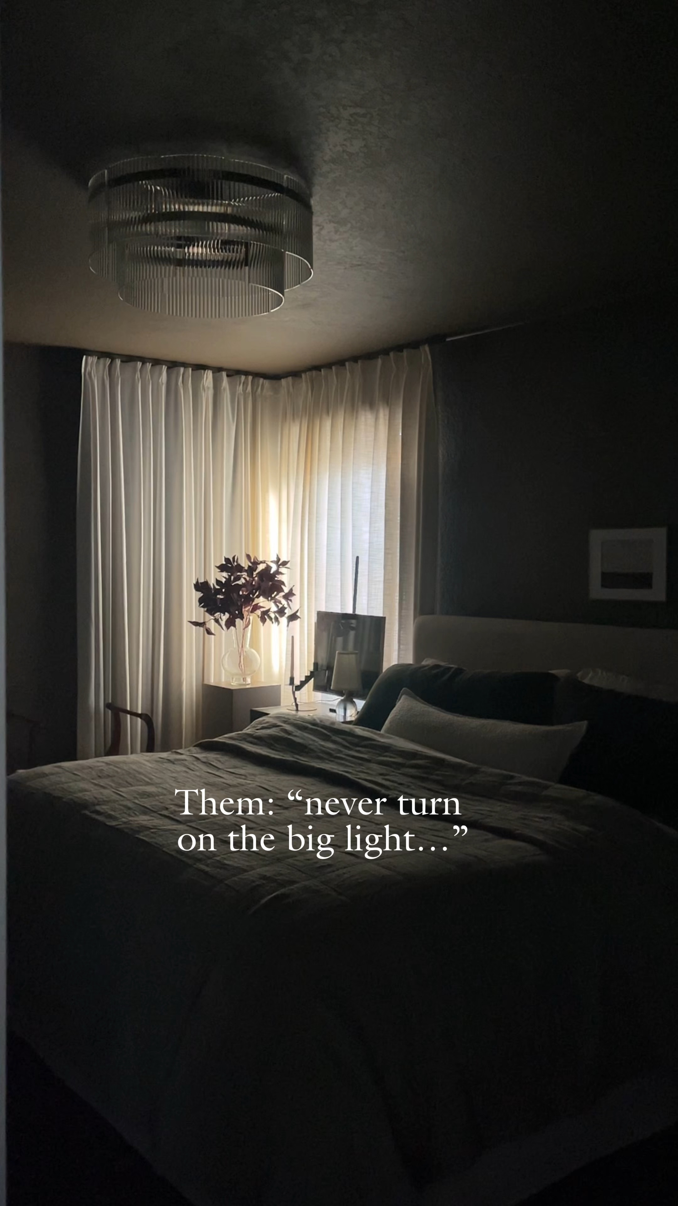 Unpopular opinion: Maybe the big light just needed a little upgrade… 

Ceiling light is from @Lowe’s ⬇️



#bedroomdesign #ceilinglights #chandelier
