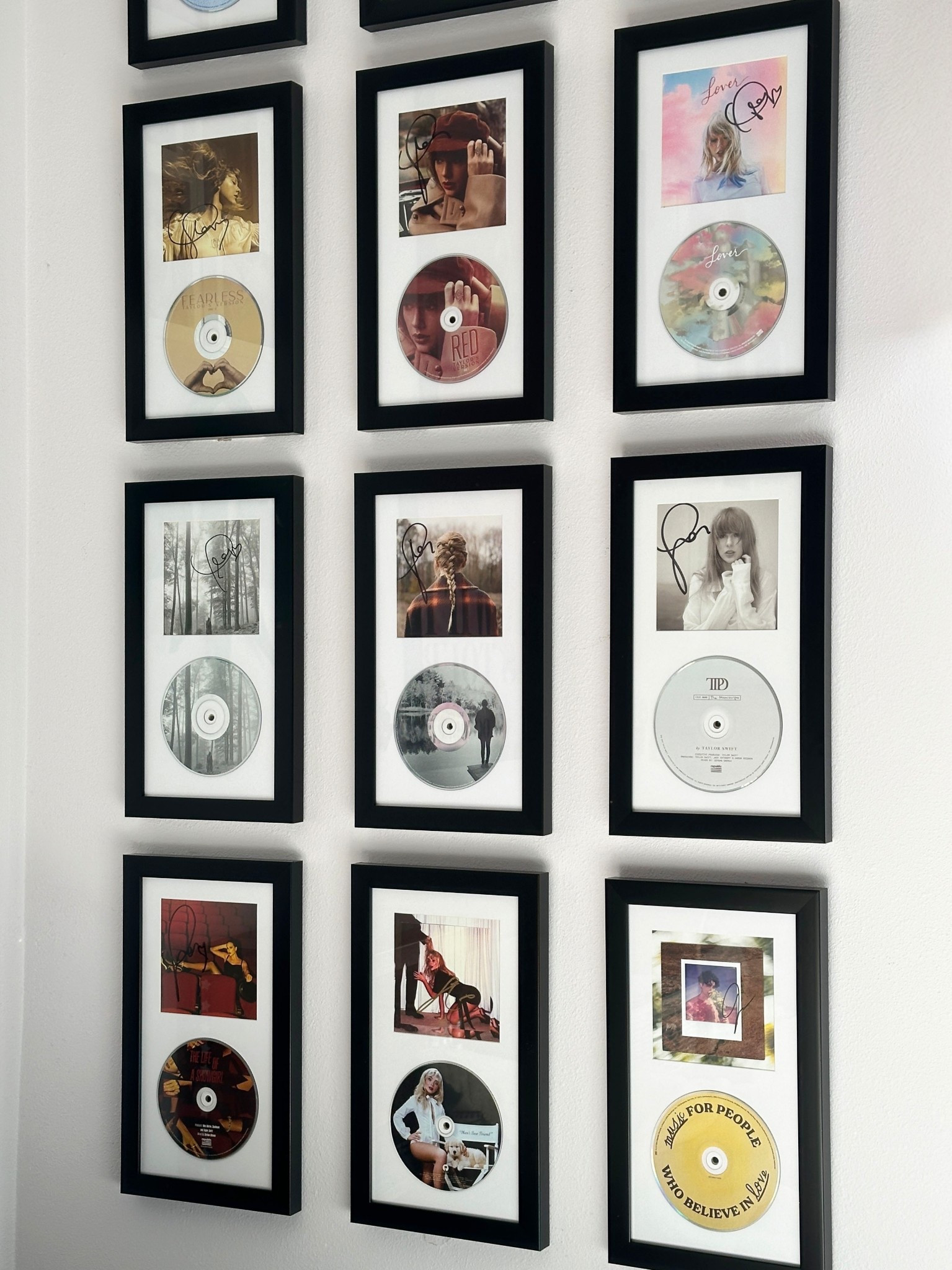 Signed cd autograph wall 💿✍🏻

#LTKHoliday #LTKSeasonal #LTKGiftGuide