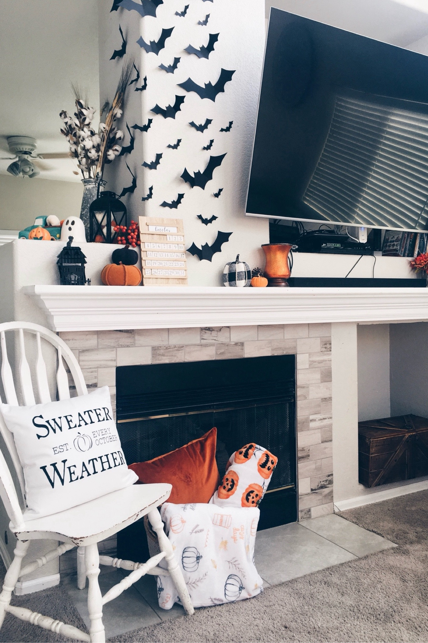 Halloween decor 

//home decor, living room, Halloween bats, Halloween throw blanket, throw pillows, fall decor, mantel decor, pumpkin, amazon home decor, stick on bats, 

#LTKHome #LTKSaleAlert #LTKSeasonal