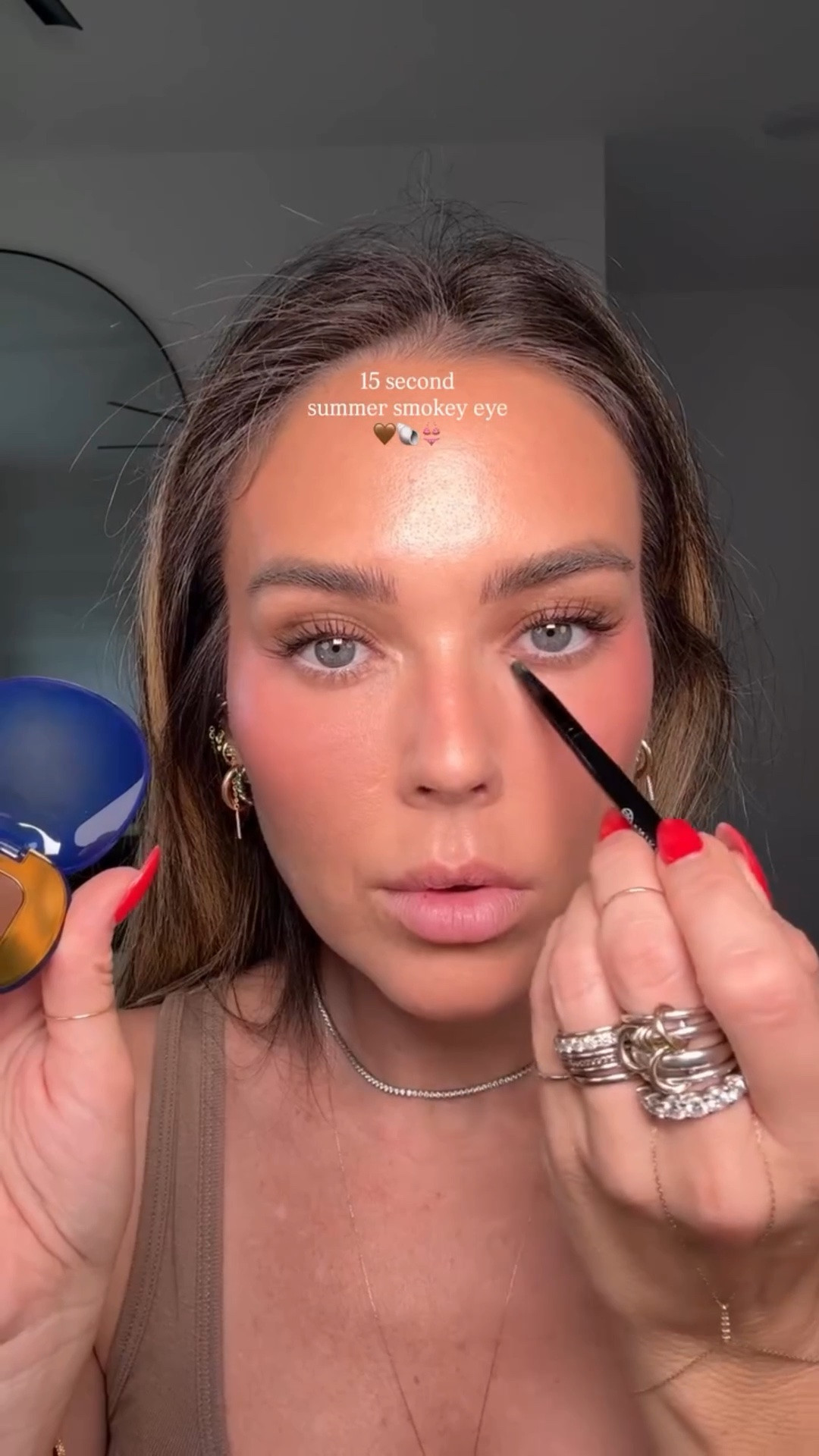 French girl makeup brand violette fr’s plume eyeshadows are so easy, fun, (& squishy!) def give off the wet look which looks great with a glowy cheek. 

Im using the @violette_fr eyeshadow in shade bronze d’or with the @shiseido eyelash curler & new @lorealparis mascara. Have you tried these?