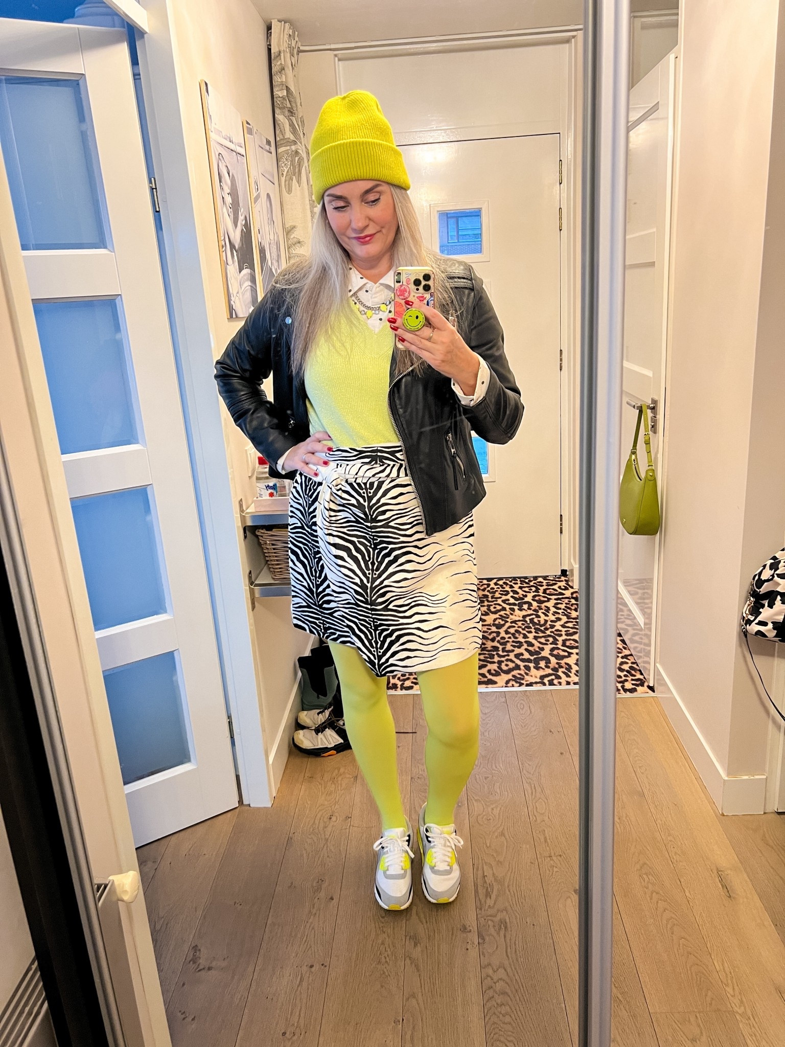 OOTD - Vrijdag. Zwart/wit en lime groen. Polkadot blouse (TK Maxx) met daarover een lime groene spencer (Only, M) en daar weer over een leren jack (heel oud van Claudia Strater), een zebra print rokje (Shoeby), lime groene panty (Snag Tights) en line groene muts (Monki) en Nike Air Max (oud). Groene tas aan de deur is van Aigner. 





#LTKnederlands #LTKeurope #LTKwinter