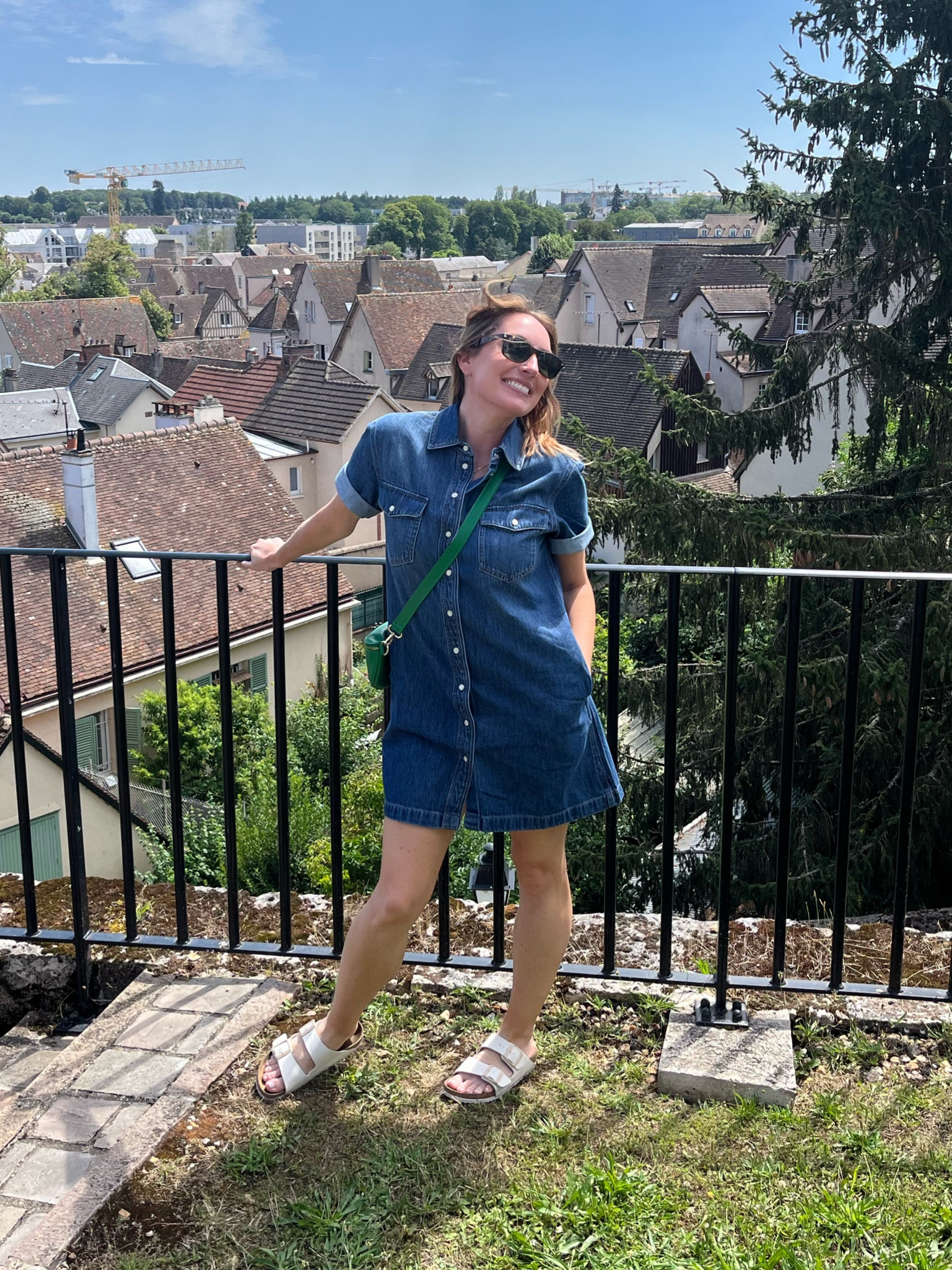 The perfect denim dress with pockets and pearly buttons. 