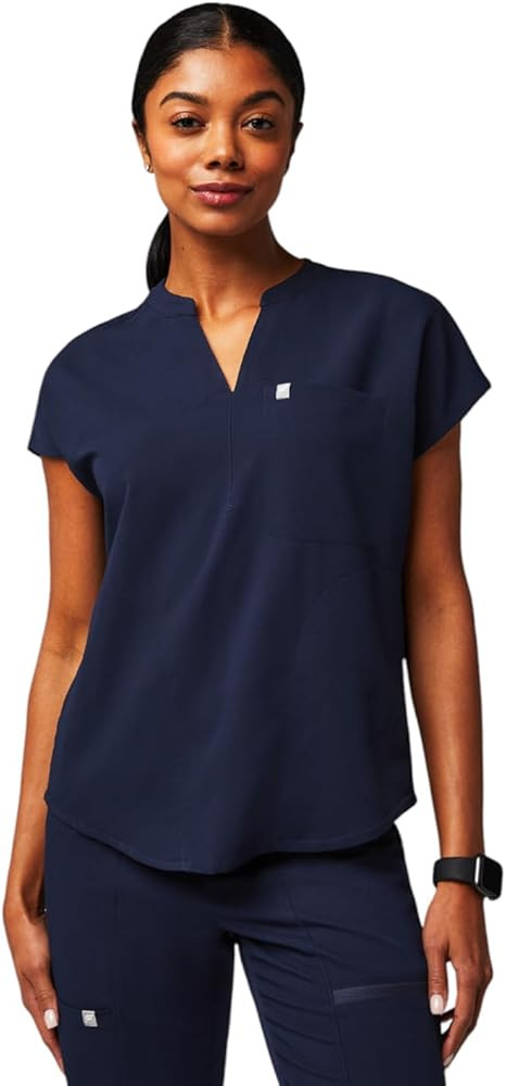 Fabletics Women's Evolve 3-Pocket Scrub Top with an Oversized Fit - MotionTech, 4-Way Stretch, Wr... | Amazon (US)