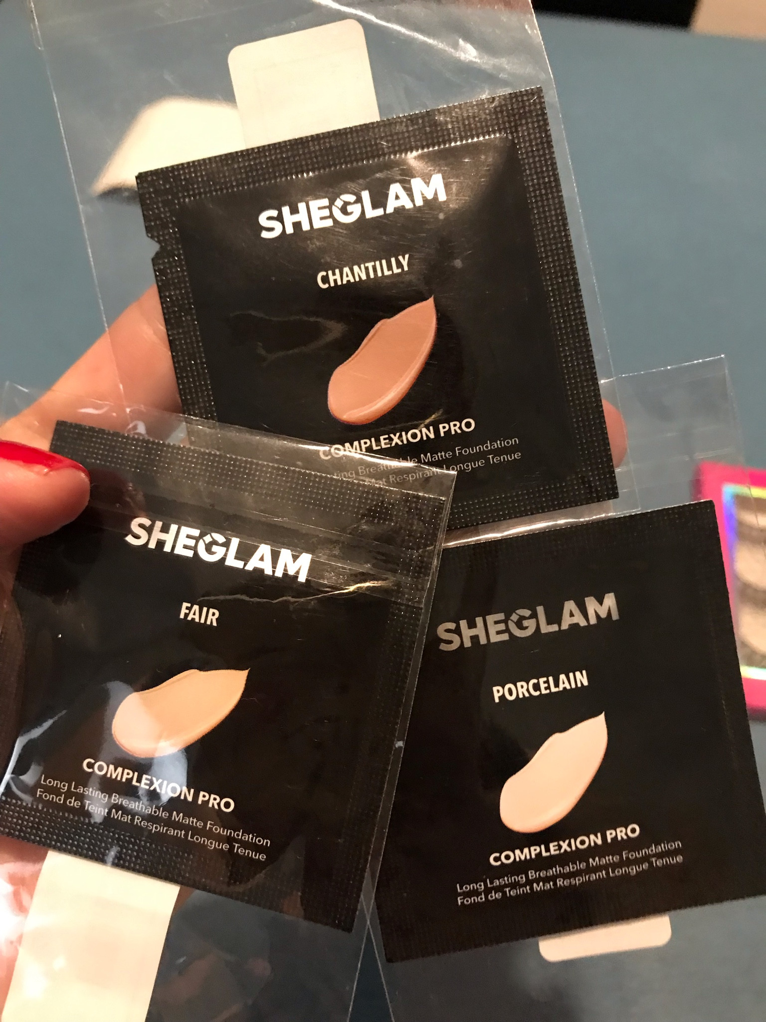 Amostras base mate Sheglan 

Chegaram mais amostras de base da querida Sheglan

Pra quem deseja comprar essa base, ela tem media/alta cobertura, base mate.

Pedi essas cores pra ver qual dela fica melhor na minha pele 



#LTKbrasil #LTKbeauty