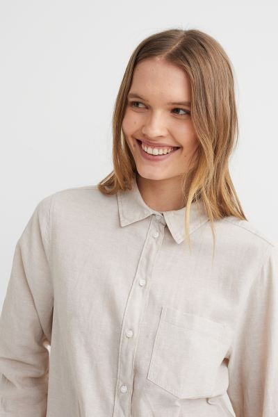 Hemdbluse aus Baumwolle/Leinen. Modell mit Kragen, Knopfleiste, überschnittenen Schultern und la... | H&M (DE, AT, CH, NL, FI)