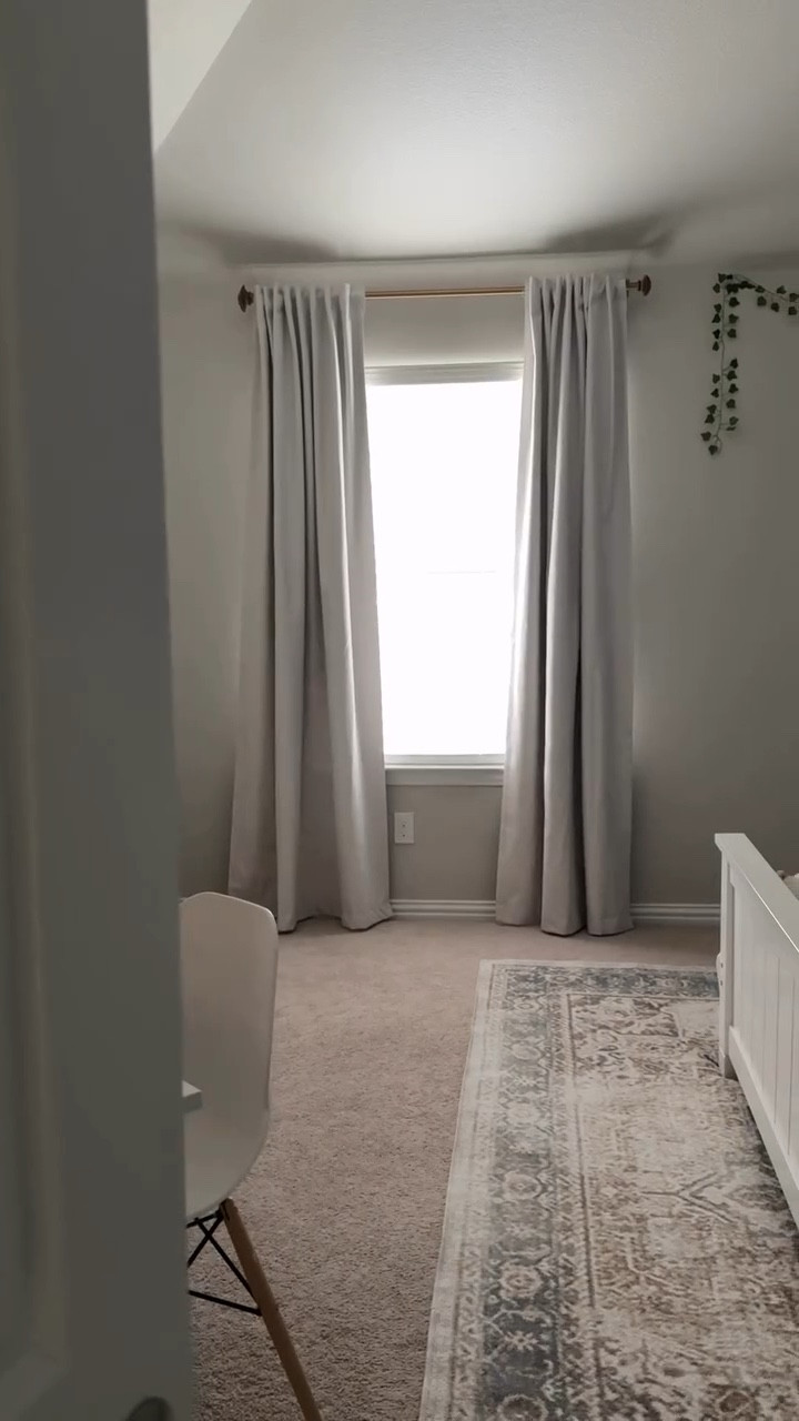 Instalemos cortinas bloqueadoras de luz en la habitación de Victoria ✨estas son color beige tamaño 50x96” vienen 2 en un paquete, y tienen un súper descuento por Black Friday. Comenta cortinas y te mando el enlace por mensaje! 

#home #homedecor #homedecorationideas #interiordesigntips #curtains #curtainsdesign #windowtreatment #decoracióndeinteriores #decoracionhogar #latinaenusa #latinamom #momlife #bedroomdecor #bedroomdesignideas #girlbedroomdecor #amazon