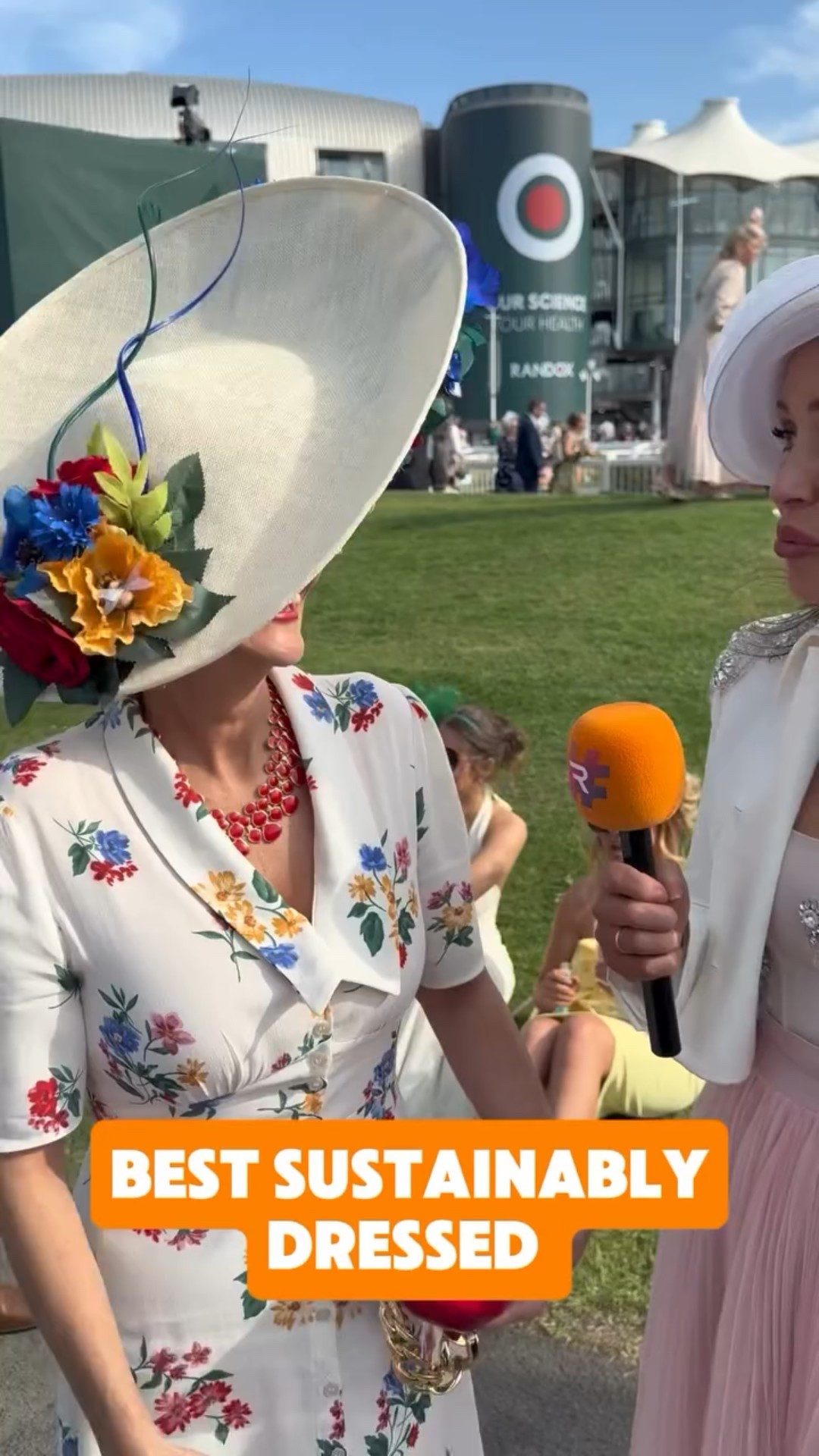 This lady’s beautiful outfit won the sustainable best dressed award at Aintree 🏆

#Raceday