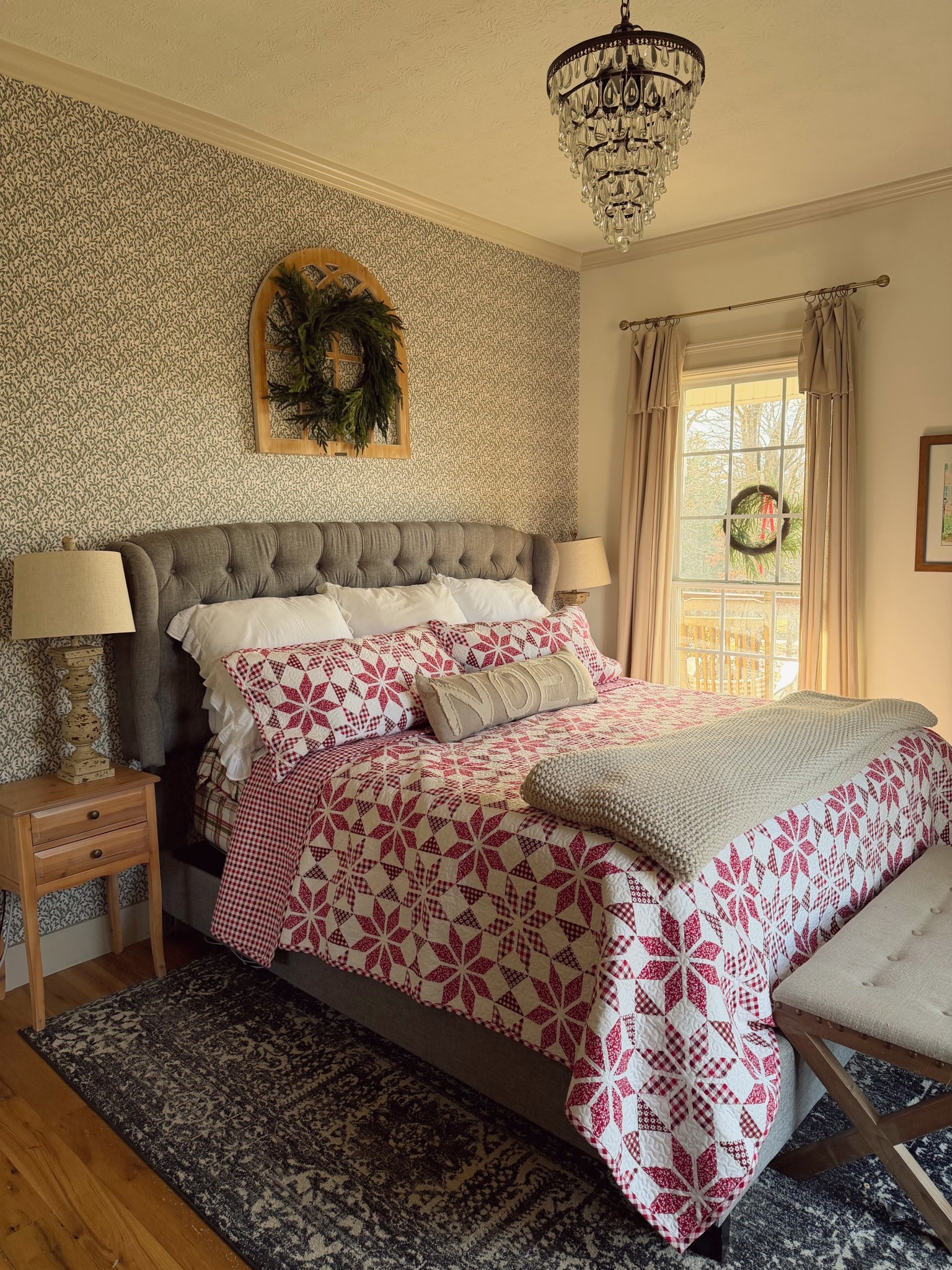 Got ourselves a Christmas quilt this year and the cozy level is 100/10 🎄🥰