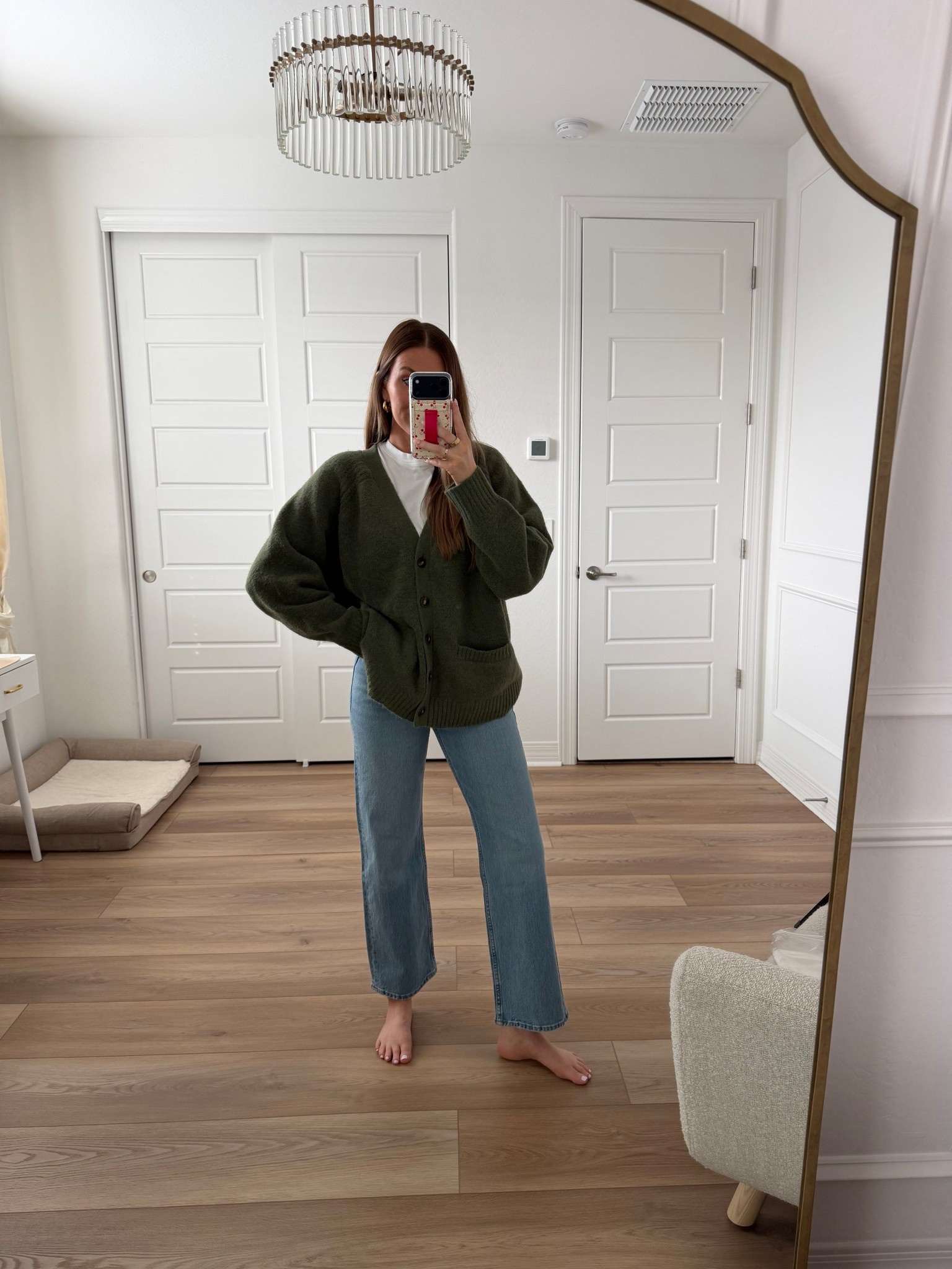 Wearing a medium in the cardigan and 27 short in the jeans. The jeans are a full length jean and I just got the short length to have them be a long crop. I’m 5’7"