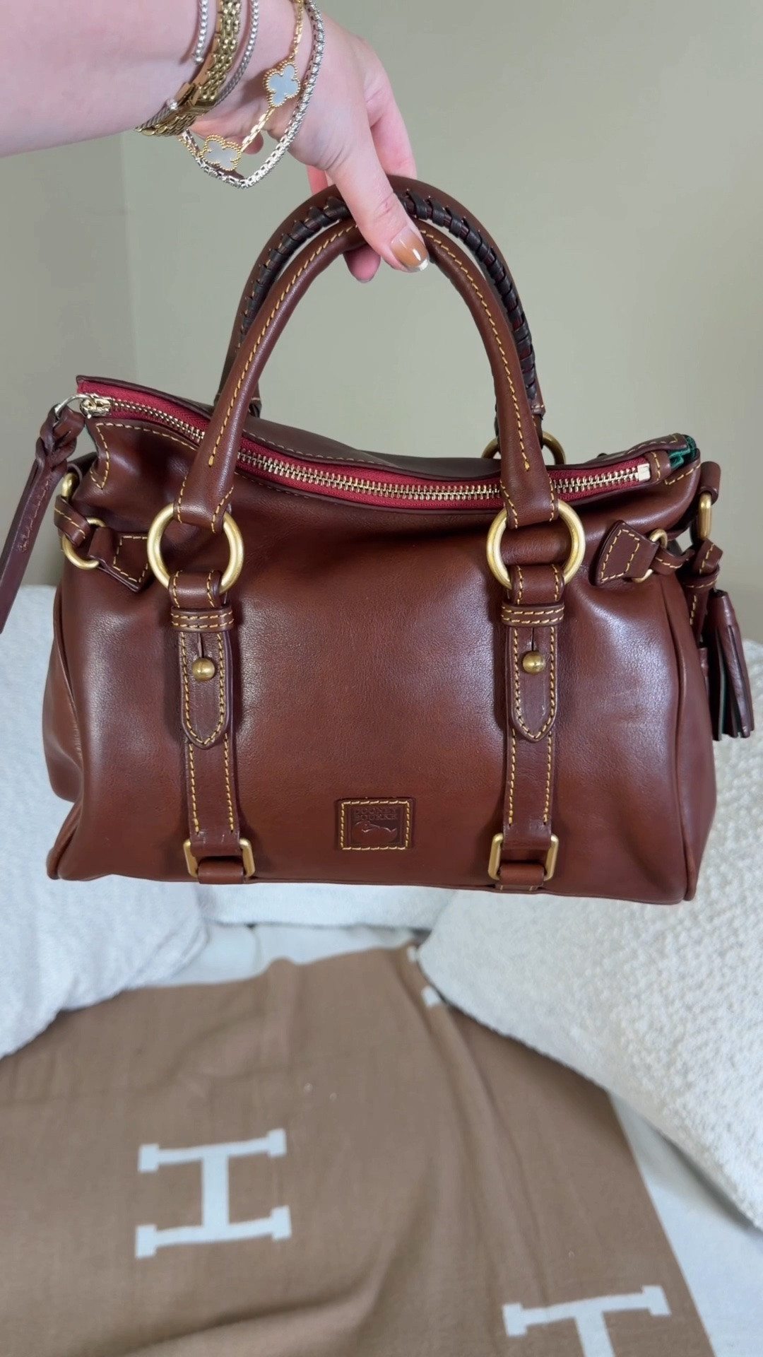 Unboxing my first Dooney & Bourke bag 😍 Comment SHOP & I’ll dm you the link

I’m ready for Dooney & Bourke to make a comeback and there’s no way they can’t with the beautiful florentine satchel bag!

This is the regular size florentine satchel in the color chestnut. It is the prettiest brown shade for year round but especially fall! It would look good on anyone since it is a very neutral brown, not too cool not too warm.

Supple Italian Florentine leather.
Zipper closure.
Adjustable, detachable shoulder strap. Strap drop
