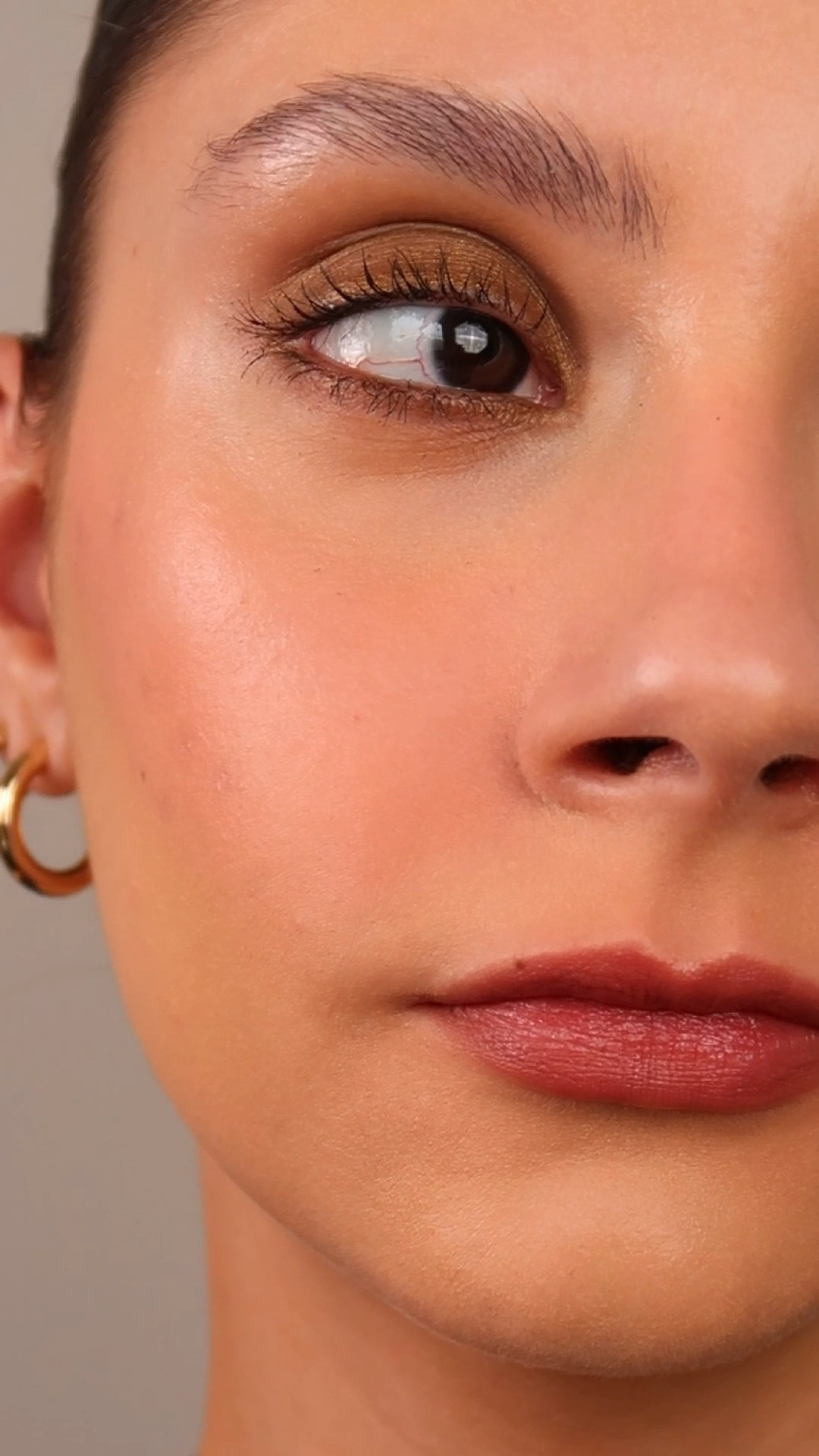 Victoria Beckham Beauty 

• Satin Kajal Liner - Bronze
• Reflect Highlighter Stick - Pearl 

 #LTKbrasil #LTKbeleza