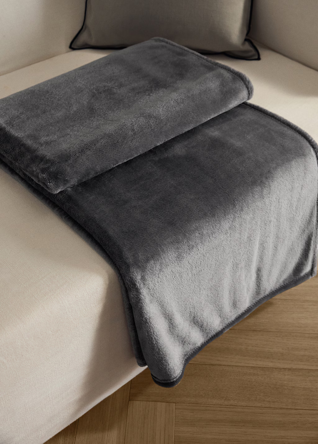 Large soft fleece blanket - Home | MANGO USA | Mango (US/MX/AU)