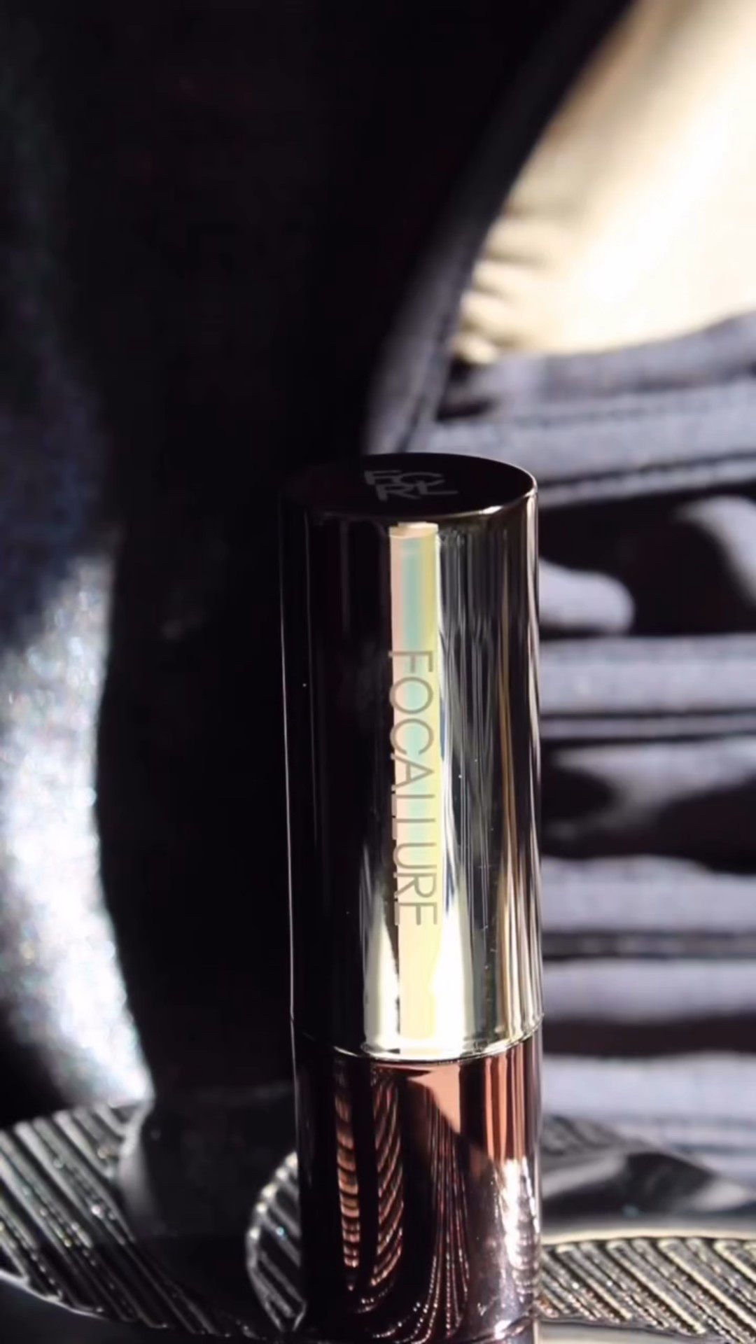 New obsession alert❕
This FOCALLURE lipstick is the dream duo: 
highly pigmented color meets ultra-fine shimmer. It goes on smooth, feels comfortable, & the glitter payoff is insane! 💖

@focallurebeauty 
@focallurebeauty_us 

#focallure #beauty #glitter #sparklylips #glitterlips #lipbalm #opallipbalm #ugc #makeup #lippies #makeuplover #gifted #pr #lipglosspoppin #top #lipglossobsession #explorepage #kbeauty #glistening #cosmetics #shimmerlipstick #makeupswatches #affordablemakeup #lipstickswatch #beautyreels #makeuptrend #new