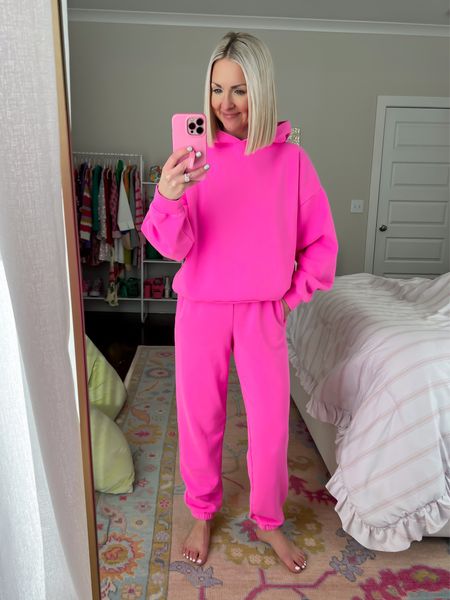 Neon pink jogger set / pink sweatsuit / pink hoodie / pink joggers 
Size: XS regular in both 

#LTKStyleTip #LTKSaleAlert