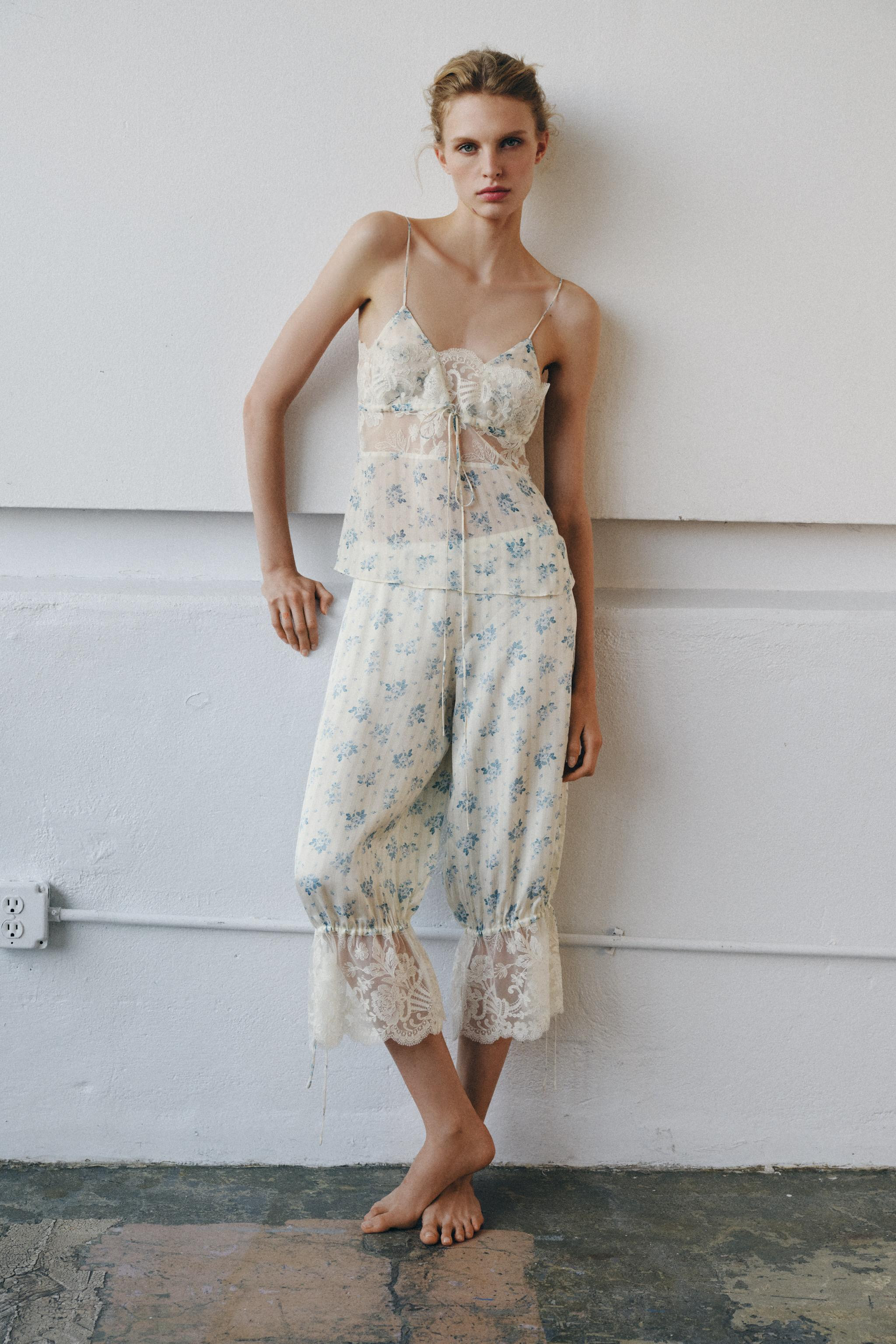 Printed trousers crafted from 100% viscose. Mid-waist with an elastic waistband. Featuring an adj... | Zara IT