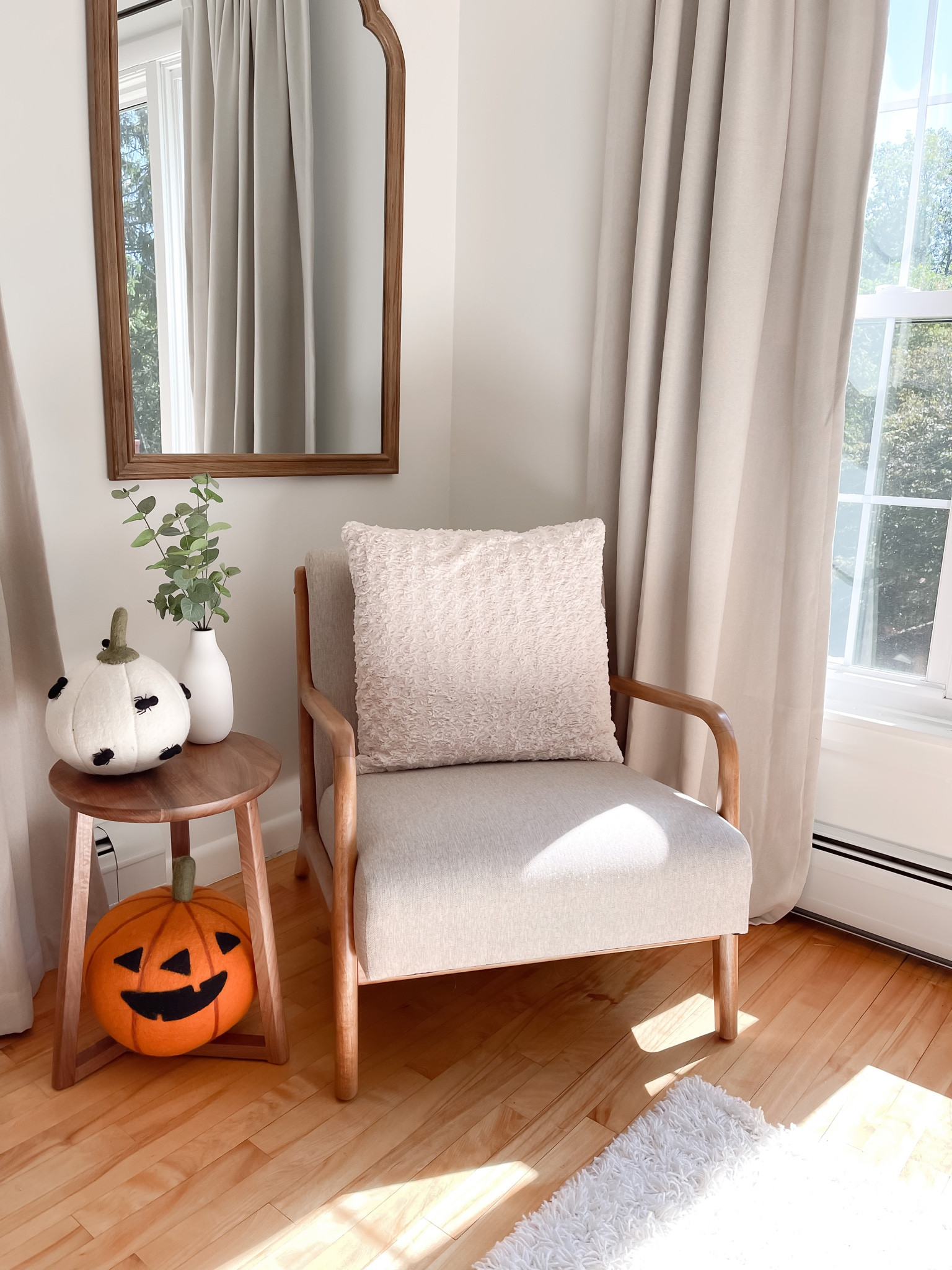 Halloween corner 🎃

#LTKhome #LTKSeasonal #LTKHalloween