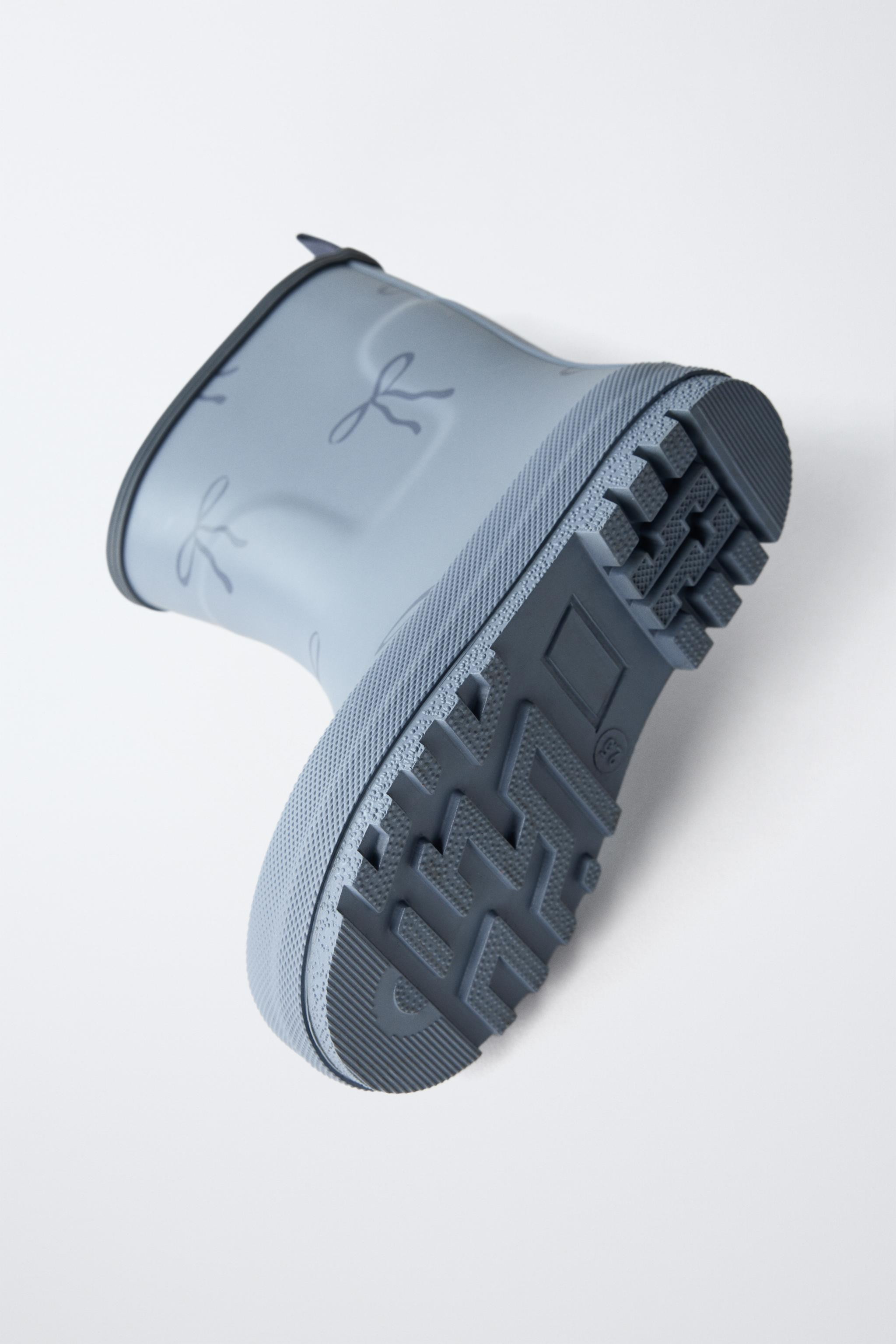 BOW RAIN BOOTS$ 39.90Blue | 6017/630/400Add to cartAddRain boots with bow print. Chunky lug rubbe... | Zara US