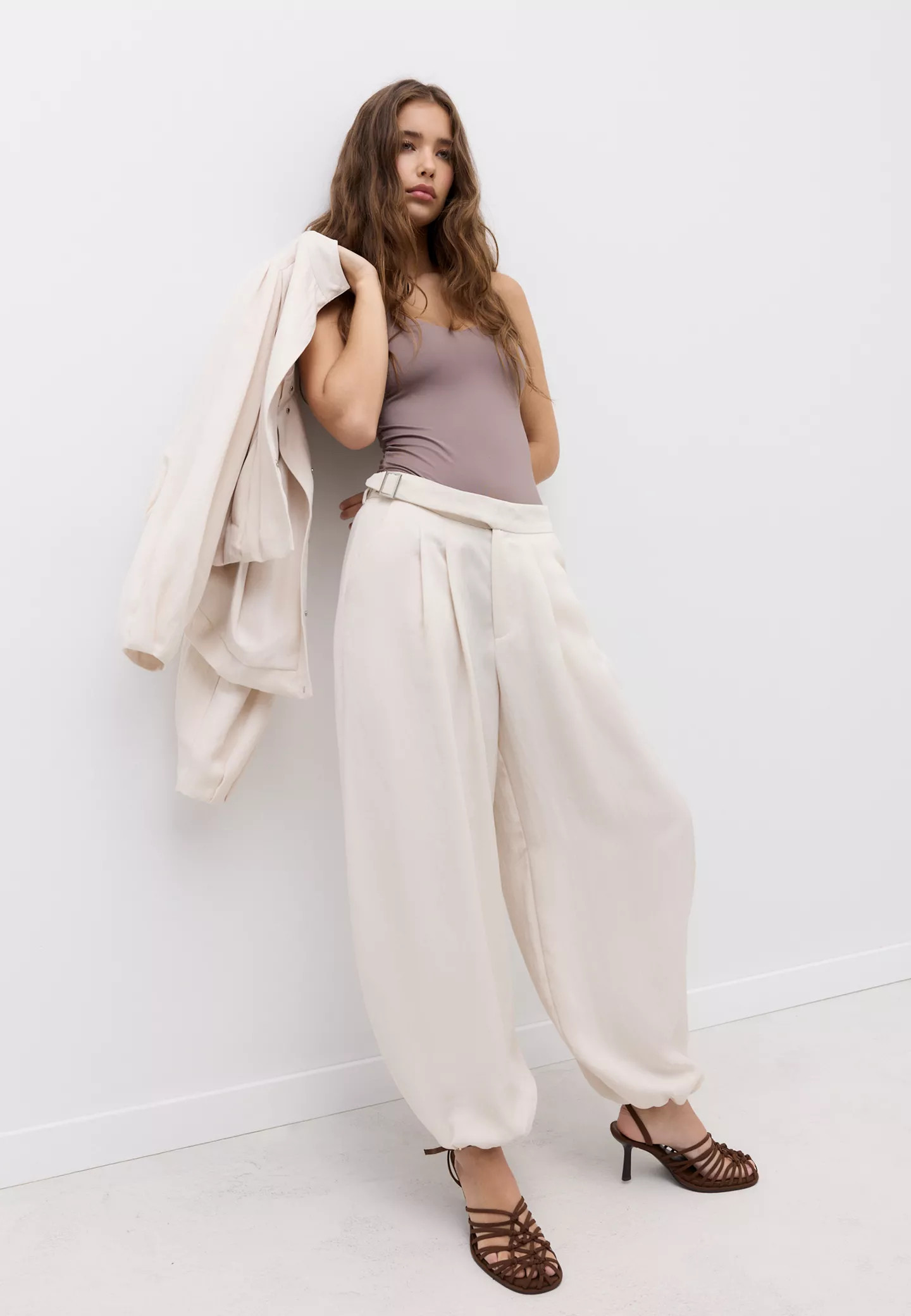 Balloon trousers with buckle - Women's See all | Stradivarius United Kingdom | Stradivarius (UK)