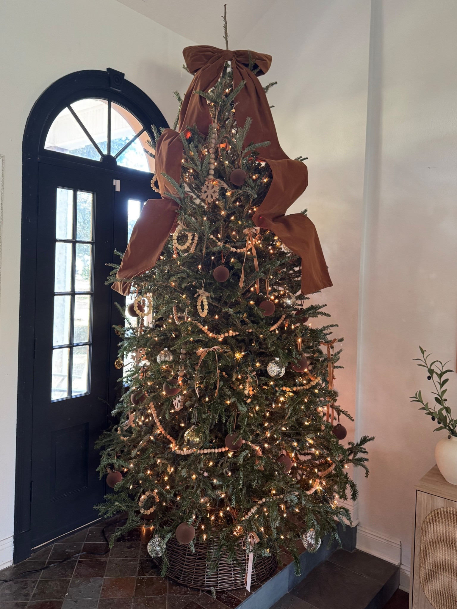 Neutral Christmas Tree Bow Topper!



#LTKSeasonal #LTKHome #LTKHoliday