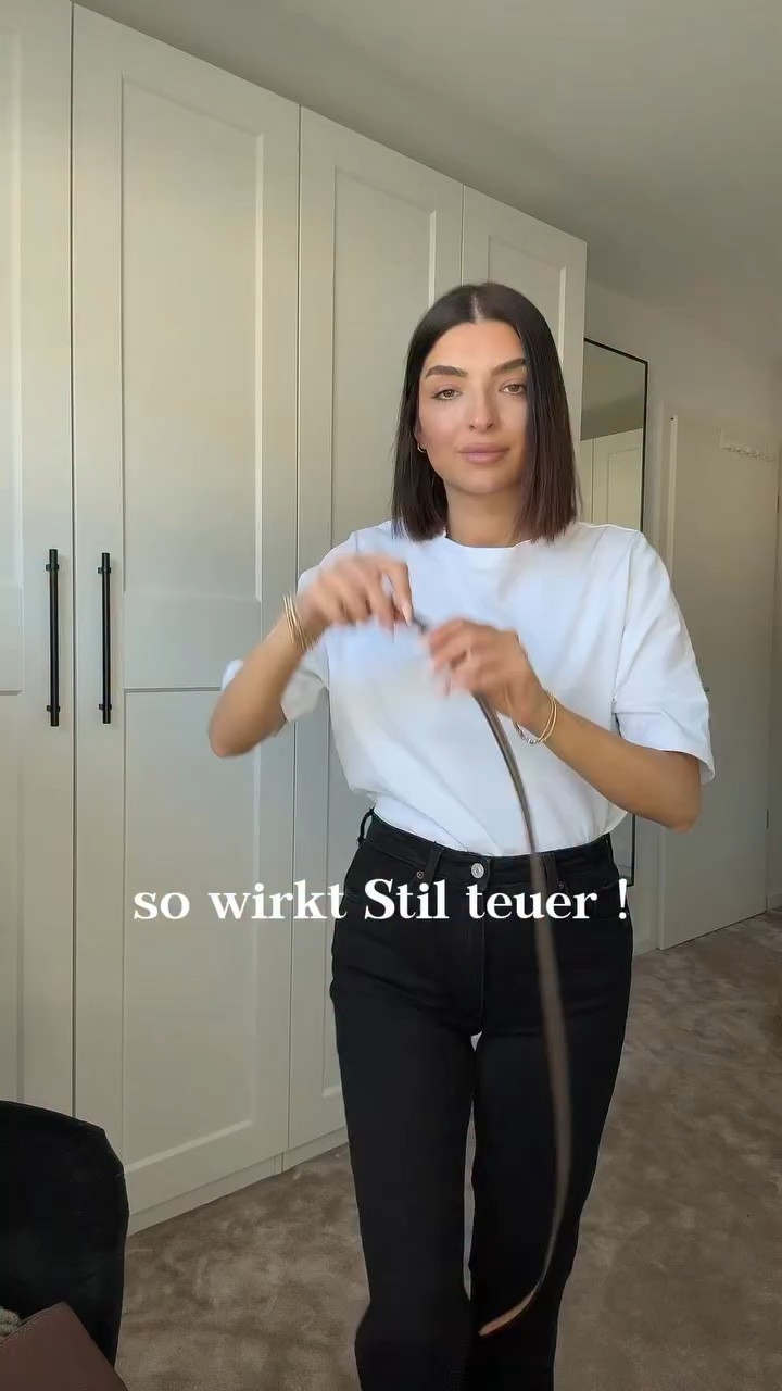 Manchmal braucht ein Outfit nicht viele Teile – nur die richtigen.

Klare Linien, ruhige Farben und ein guter Schnitt wirken oft stärker als jeder Trend.

Minimalismus ist nicht langweilig.
Er ist bewusst.

Welches Detail macht für dich den Unterschied?
.
.
#minimalstyle
#effortlesschic
#outfitinspo
#capsulewardrobe
#moderneleganz