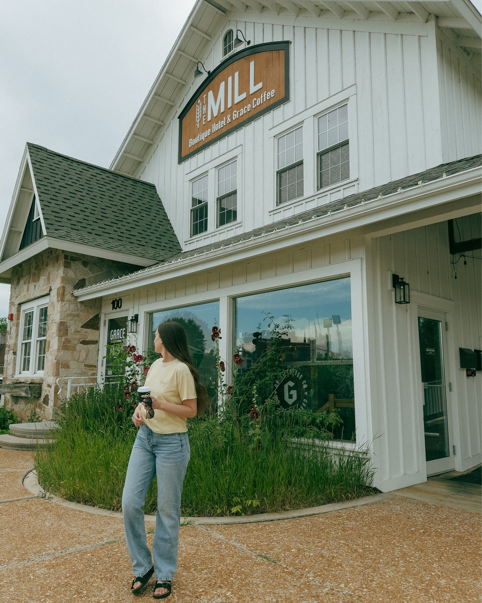 when the alarm clock is fresh coffee being made downstairs ☕️💛 @the_mill_hotel 

nothing beats a small town boutique stay, with in house coffee @gracecoffeecompany & just ten minutes from the lakes!! 

a must add to your Wisconsin travel to-do list 📋 

#boutiquehotels #waunakeewi #wisconsintravel #travelcreator #hospitalityphotographer
