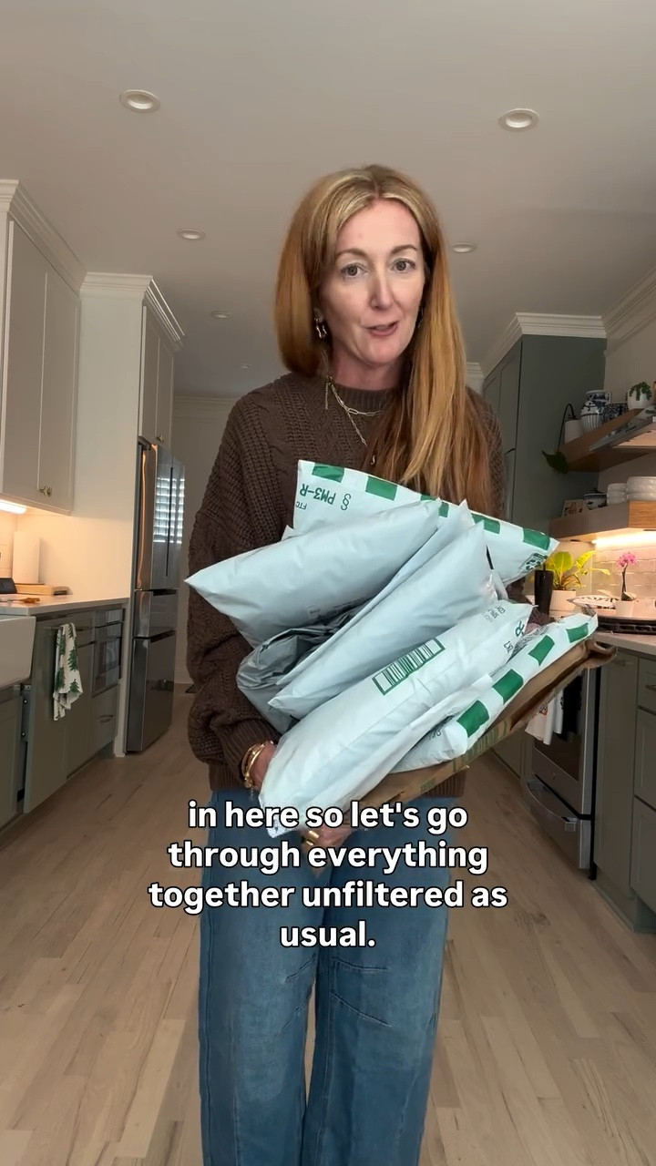 🤍 Today’s unboxing is a good one:
• The cutest jackets
• A cozy cardigan
• The softest, most flattering asymmetrical set (the cream one is going back 😂😂)
• And a fleece vest giving full-on Free People vibes

I linked everything I could find — so many gems in this haul.

#amazonfinds #midlifestyle #over40style #over50style #amazonfashionfinds @amazoninfluencerprogram @amazonfashion

#LTKdayinmylife #LTKOver40 #LTKFindsUnder50