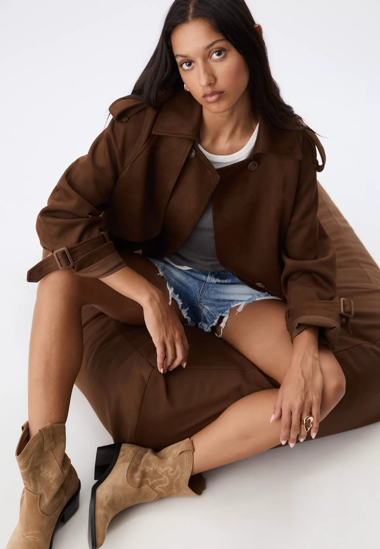 Kurzer Trenchcoat aus Wildlederimitat | Stradivarius DE