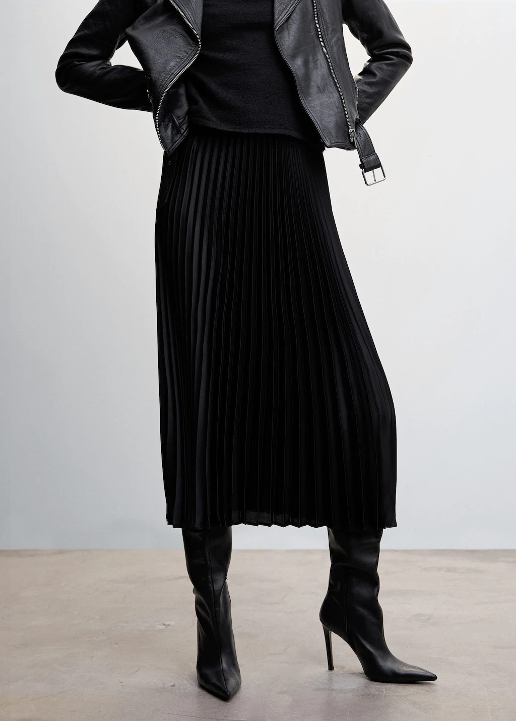 Satin pleated skirt | Satin Black Skirt | Black Skirts | Business Casual Outfits | Mango Outfit | MANGO (US)
