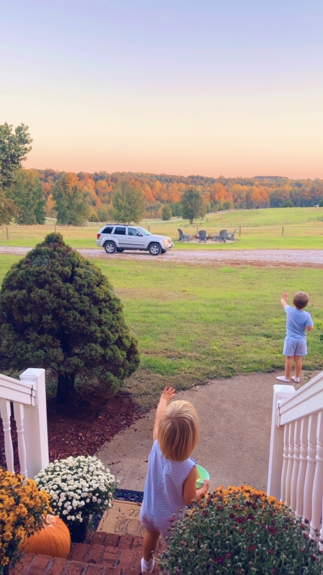 I just know it’s these precious moments I will be going back to on my dreams one day 🥹 - these happy happy babies 👶🏼 waving 👋🏼 and yelling “HEY DADDY” 🥰 at the top of their lungs 📣 hehe 🤭 as @wesmabry pulls up the driveway!!! 🛻 Oh how we all loveeeee daddy!!!! 🧡