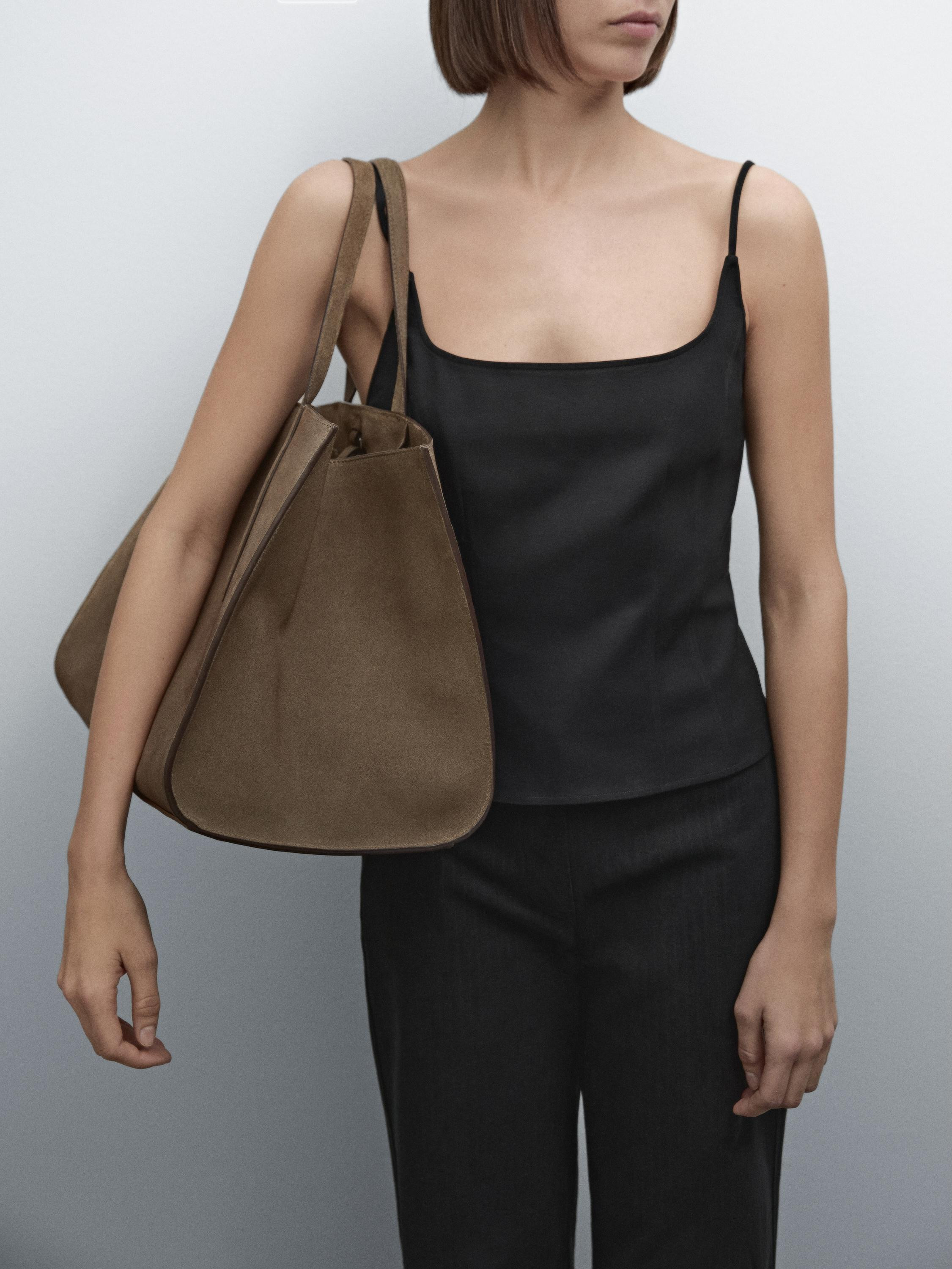 Maxi-Tasche im Tote-Bag-Stil mit innenliegendem Schnallenverschluss . Eine Kartentasche. Zwei Han... | Massimo Dutti DE